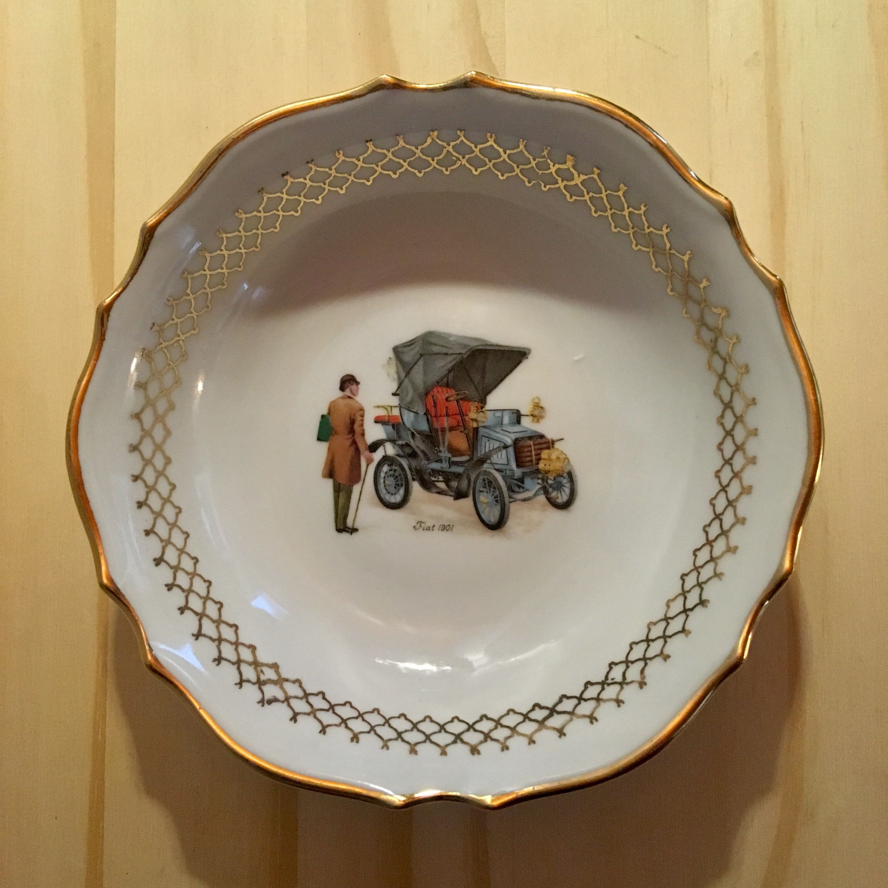 6 small hollow plates in white porcelain pattern vintage cars