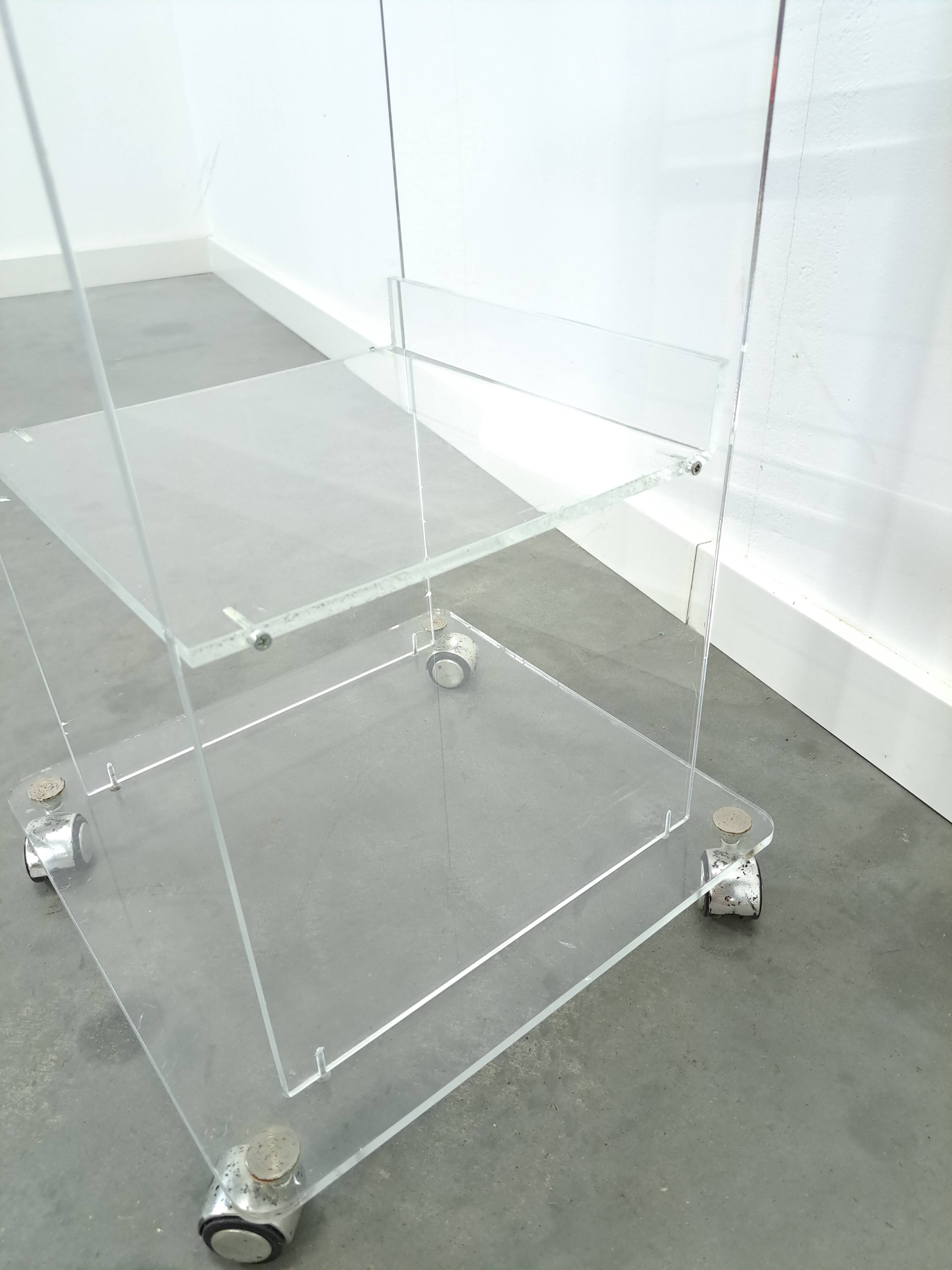 Armoire de rangement en plexiglas sur roulettes