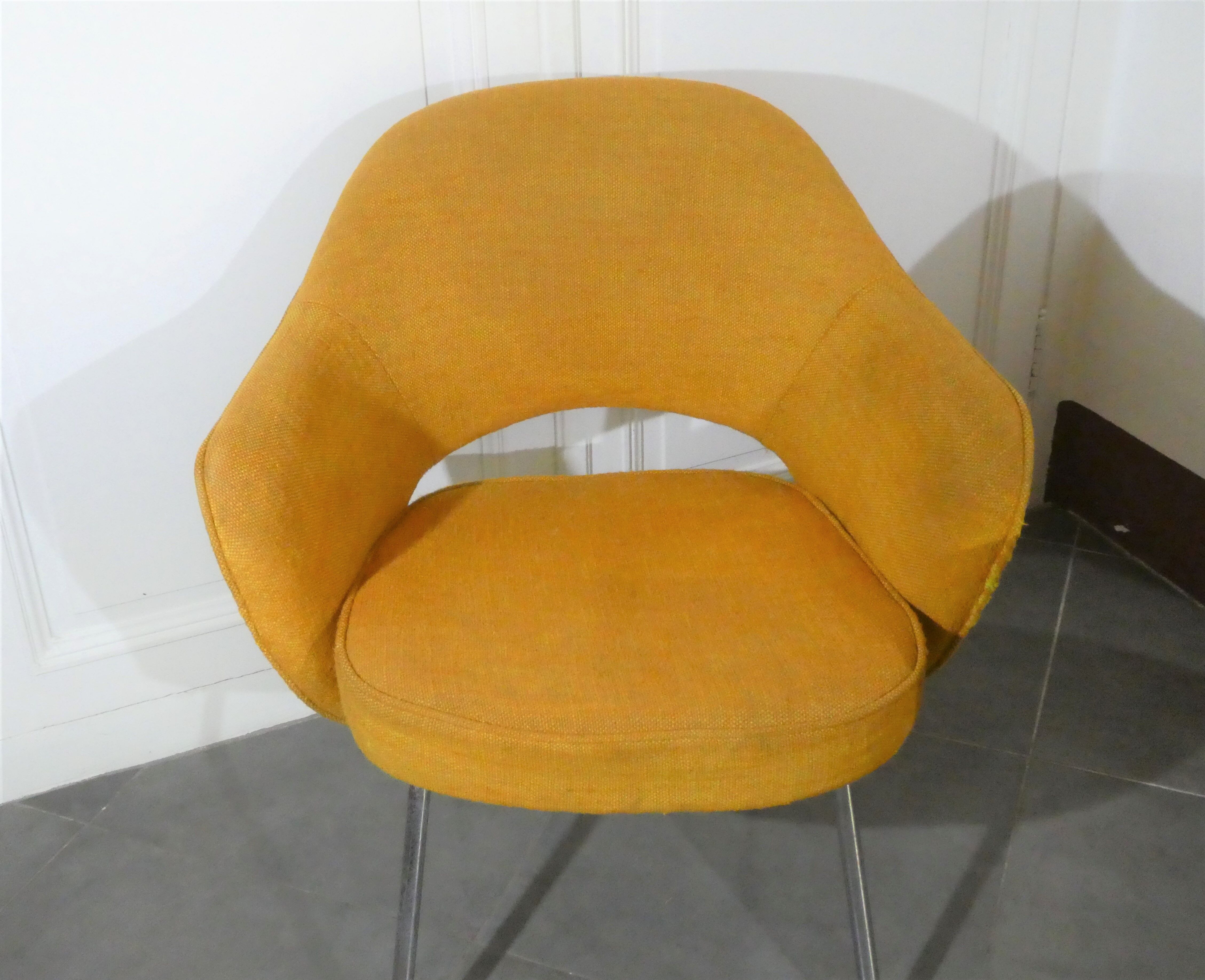 2 Saarinen chairs