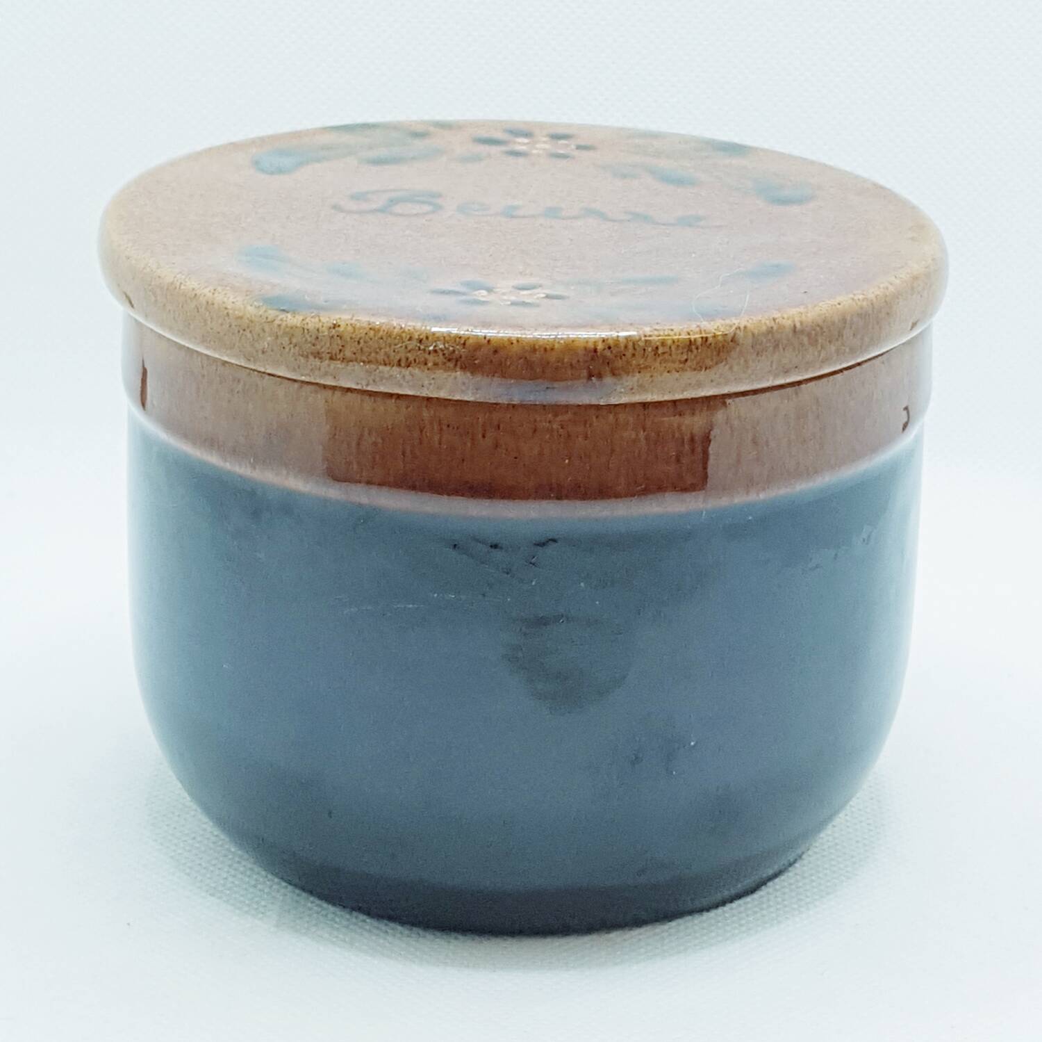 Cloche à beurre en poterie