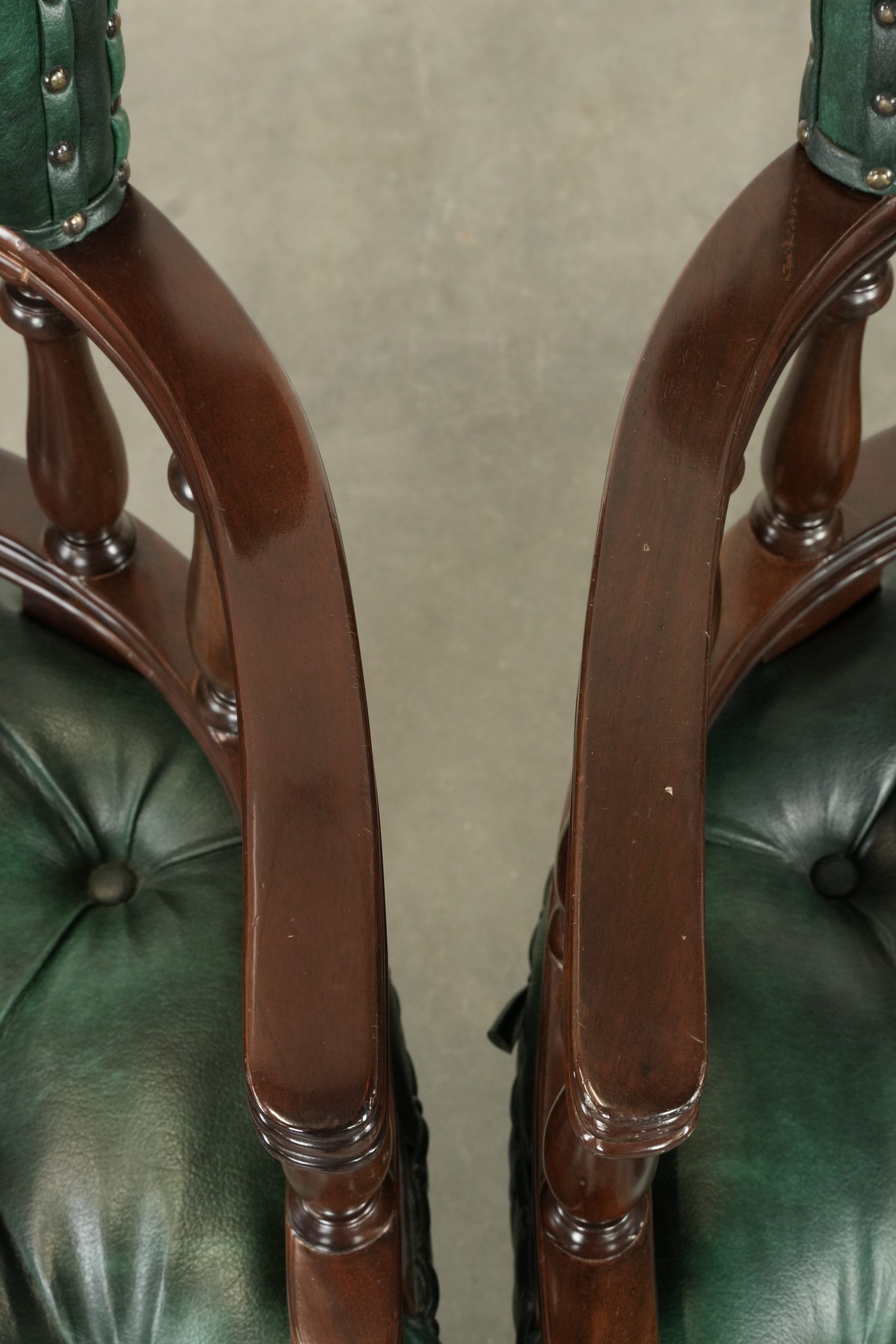 Ensemble de deux chaises de bureau Chesterfield en cuir de vachette vert de style anglais.