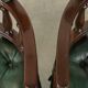 Ensemble de deux chaises de bureau Chesterfield en cuir de vachette vert de style anglais.