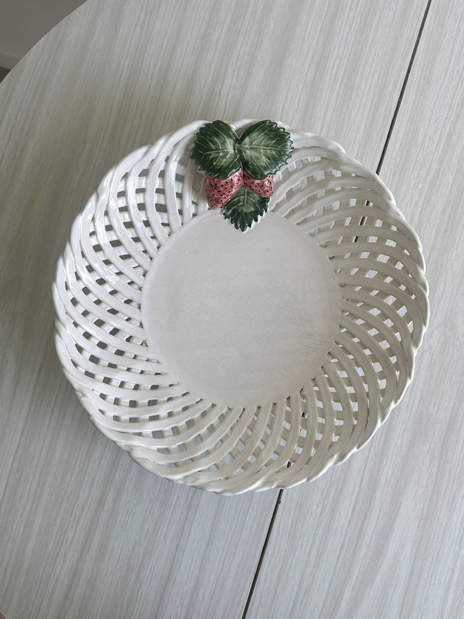 Corbeille en céramique blanche torsadée