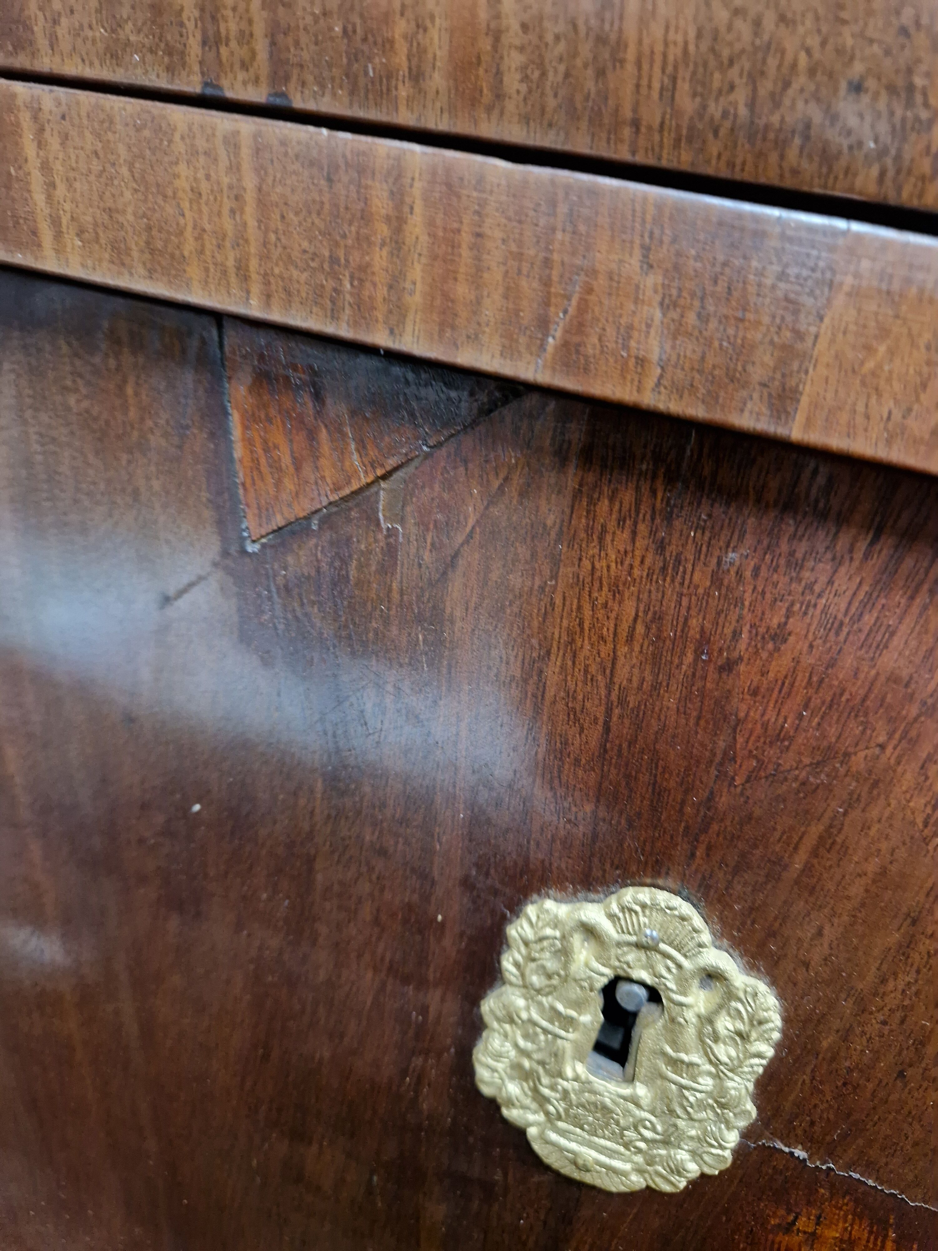 Commode retour d’égypte en acajou pieds griffes époque empire
