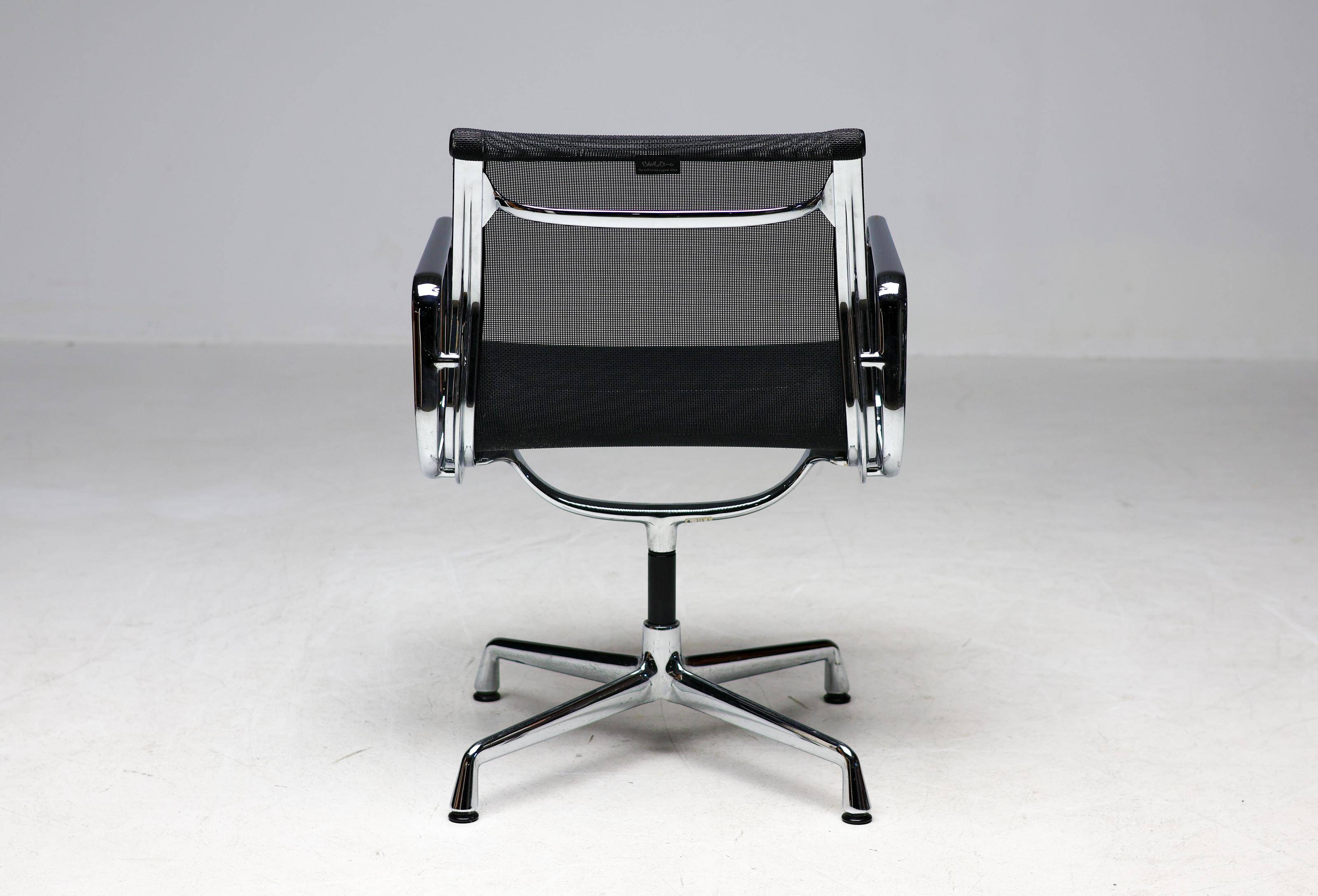 Ensemble de quatre chaises pivotantes EA108 Eames "Aluminium Group" par Vitra en noir