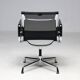 Ensemble de quatre chaises pivotantes EA108 Eames "Aluminium Group" par Vitra en noir