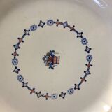 White background of great old dish. Frieze and reason central basket. Gien.