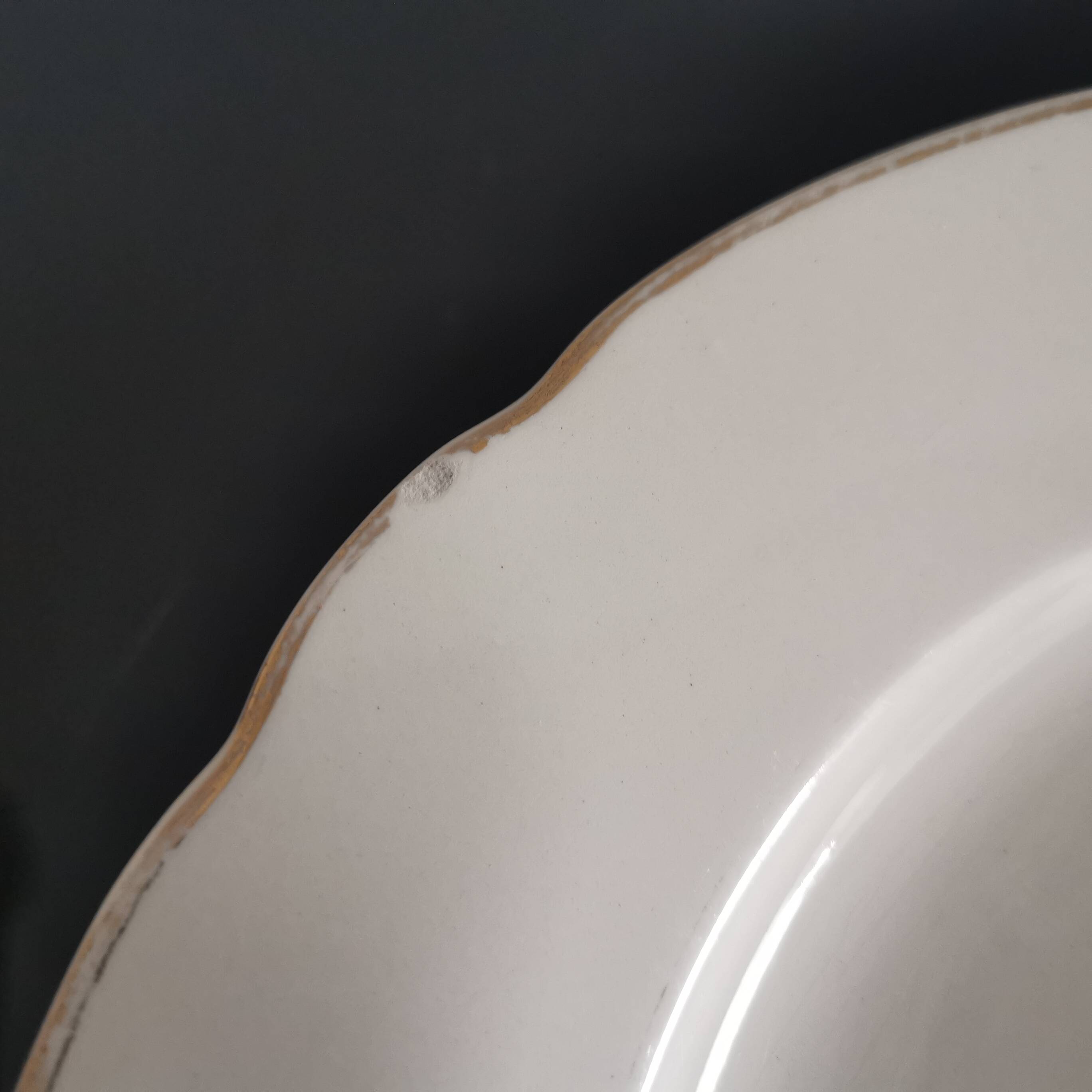 Set of 6 Villeroy and Boch flat plates in ivory color and gold edging