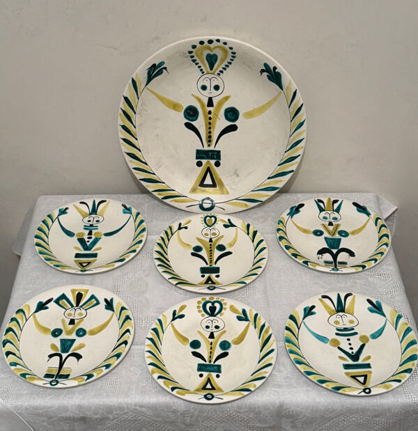Assiettes et plat signés Roger Capron, Vallauris