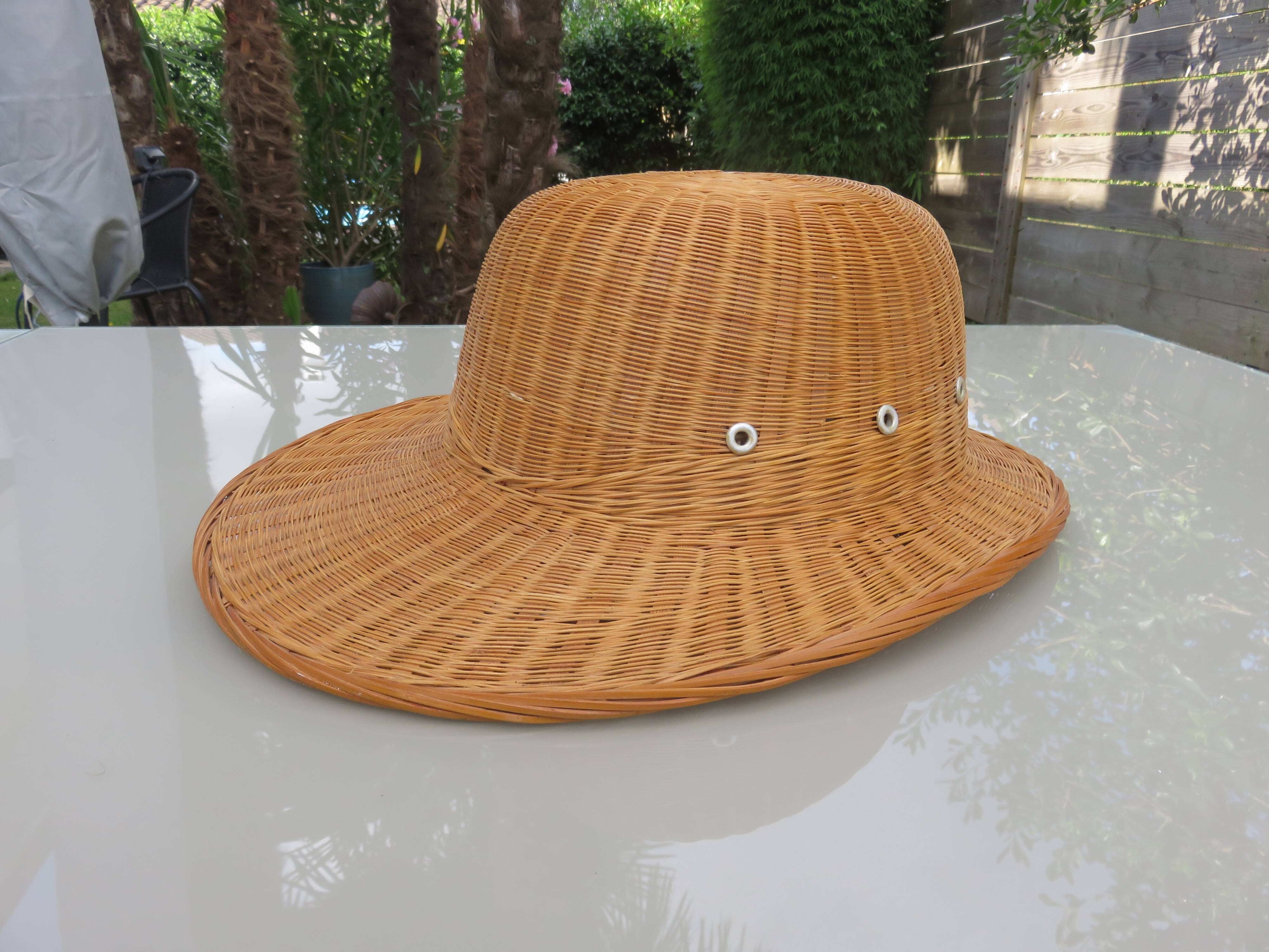 Chapeau, casque colonial, en rotin, osier, décoration murale, 1960 - 1970