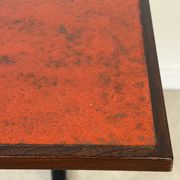 Table de bistrot vintage céramique rouge orangé