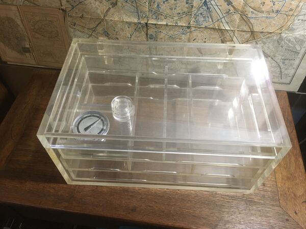 Cave à cigares en plexiglas vintage