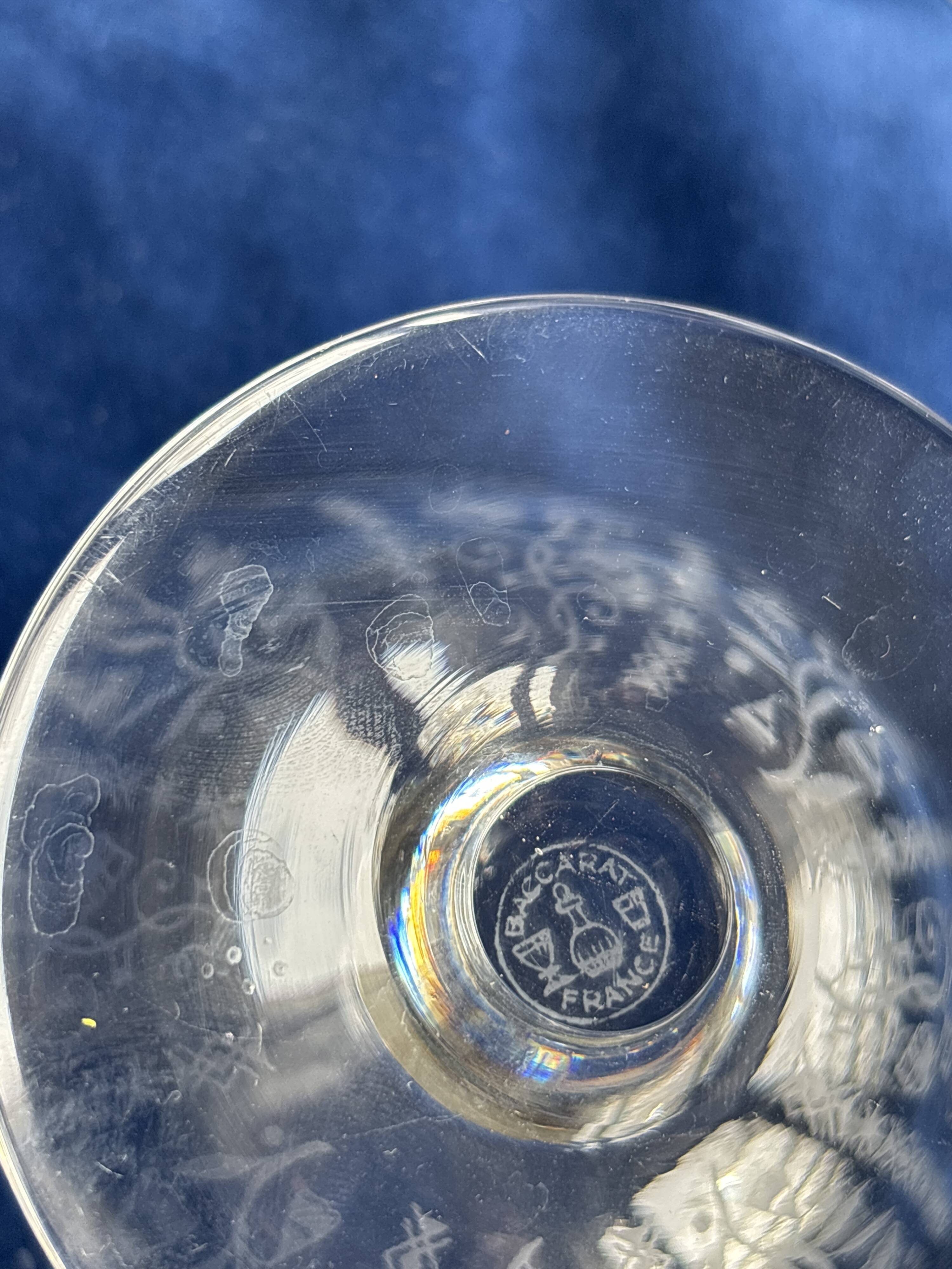 7 coups à champagne en cristal gravé  Baccarat