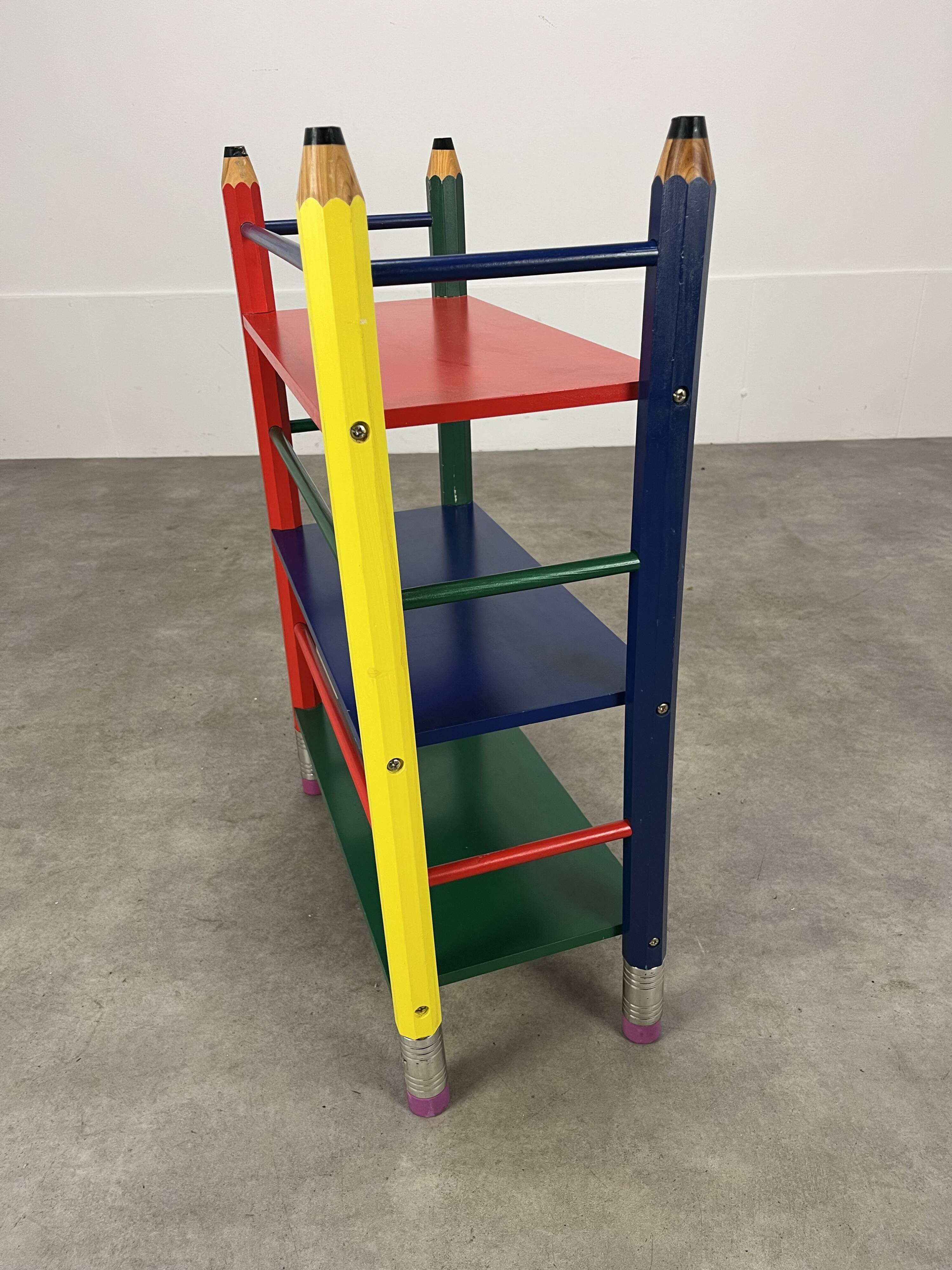 Etagère crayon style Pierre Sala pour enfants