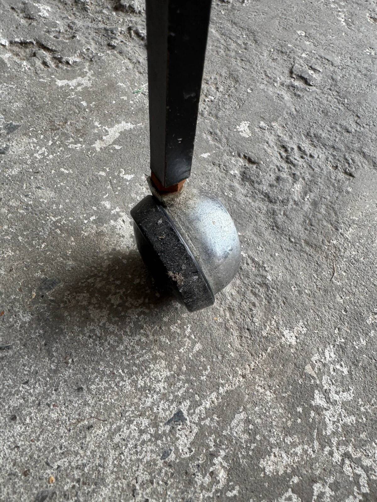 Herbert Hirche black metal side table with chrome tubular frame and laminated top, Bauhaus 1950s