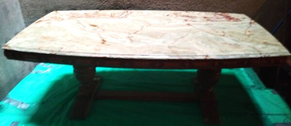 Grande table basse en marbre crème, piètement en bois de merisier massif