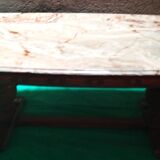Grande table basse en marbre crème, piètement en bois de merisier massif