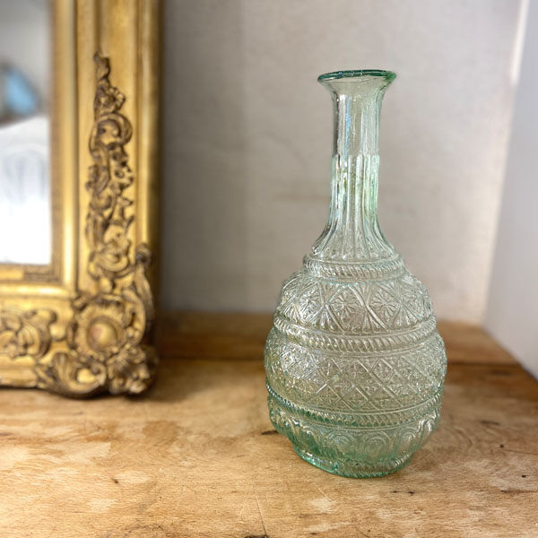 Carafe en verre vert soufflé et décor en relief
