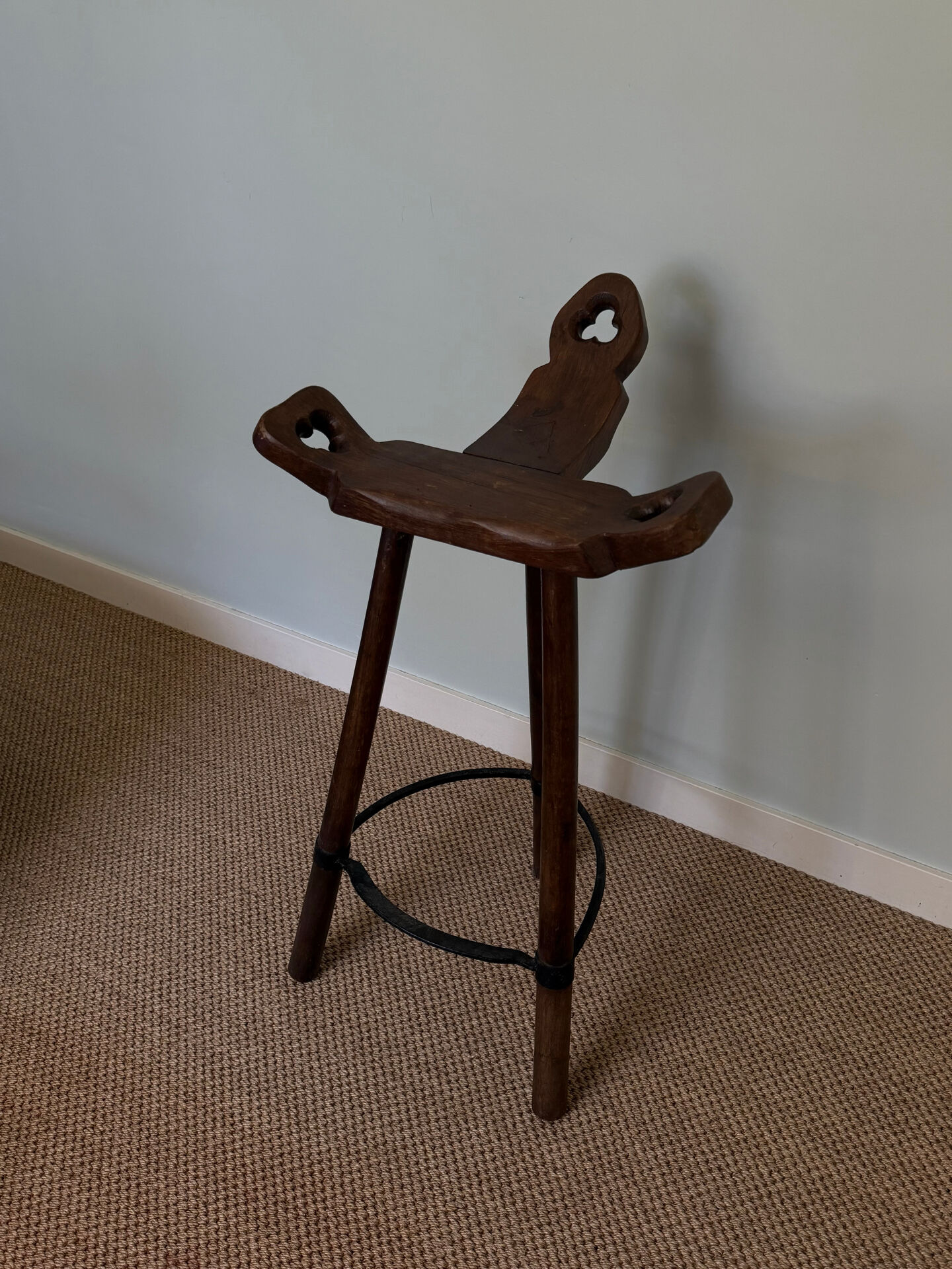 Tabouret haut en bois massif, dossier trilobé