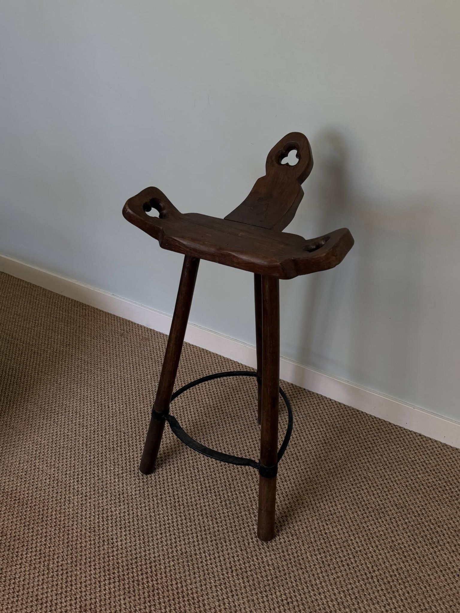 Tabouret haut en bois massif, dossier trilobé