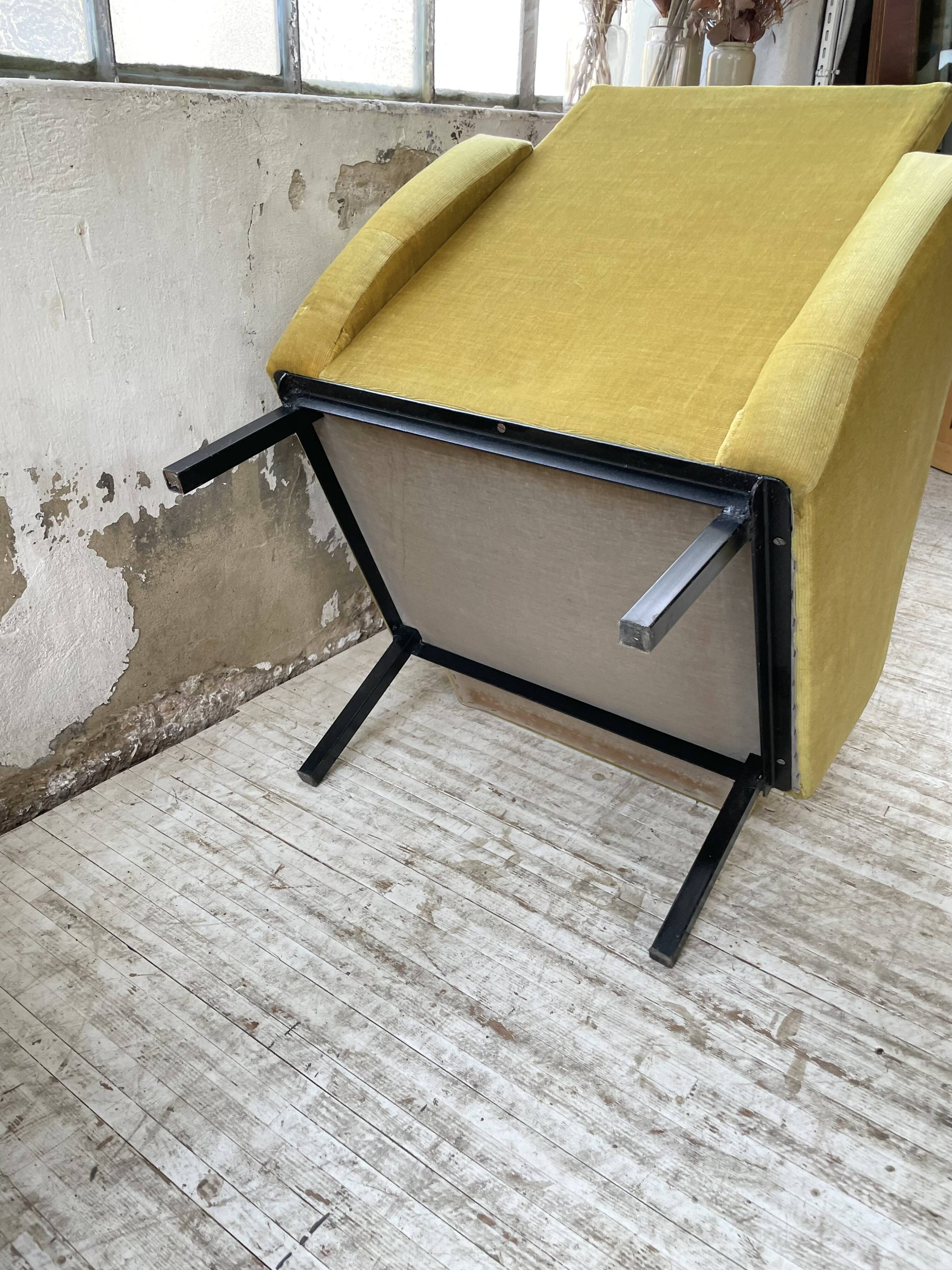 Paire de chauffeuses fauteuils vintage velours jaune