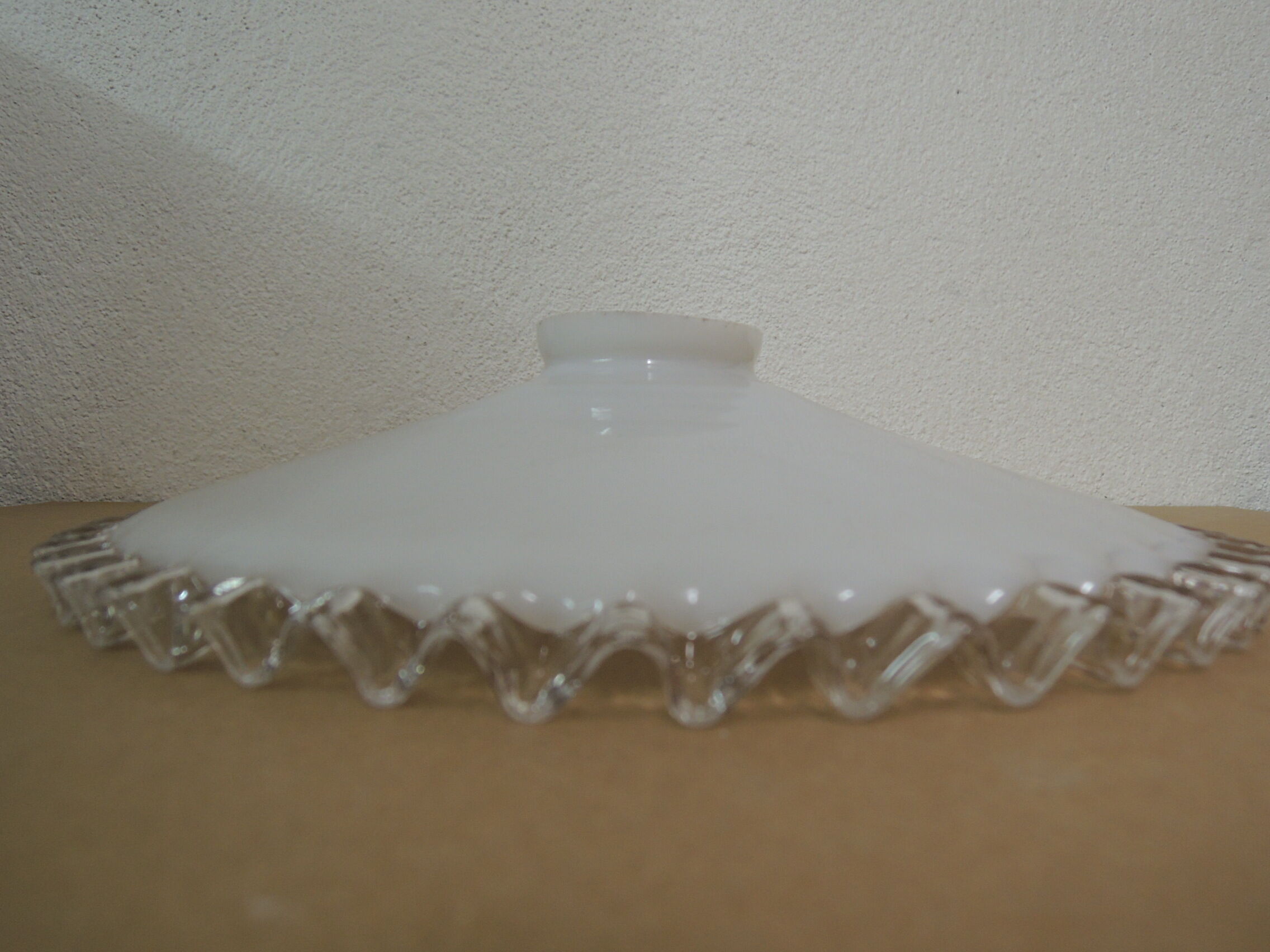 Opaline suspension with serrated edges