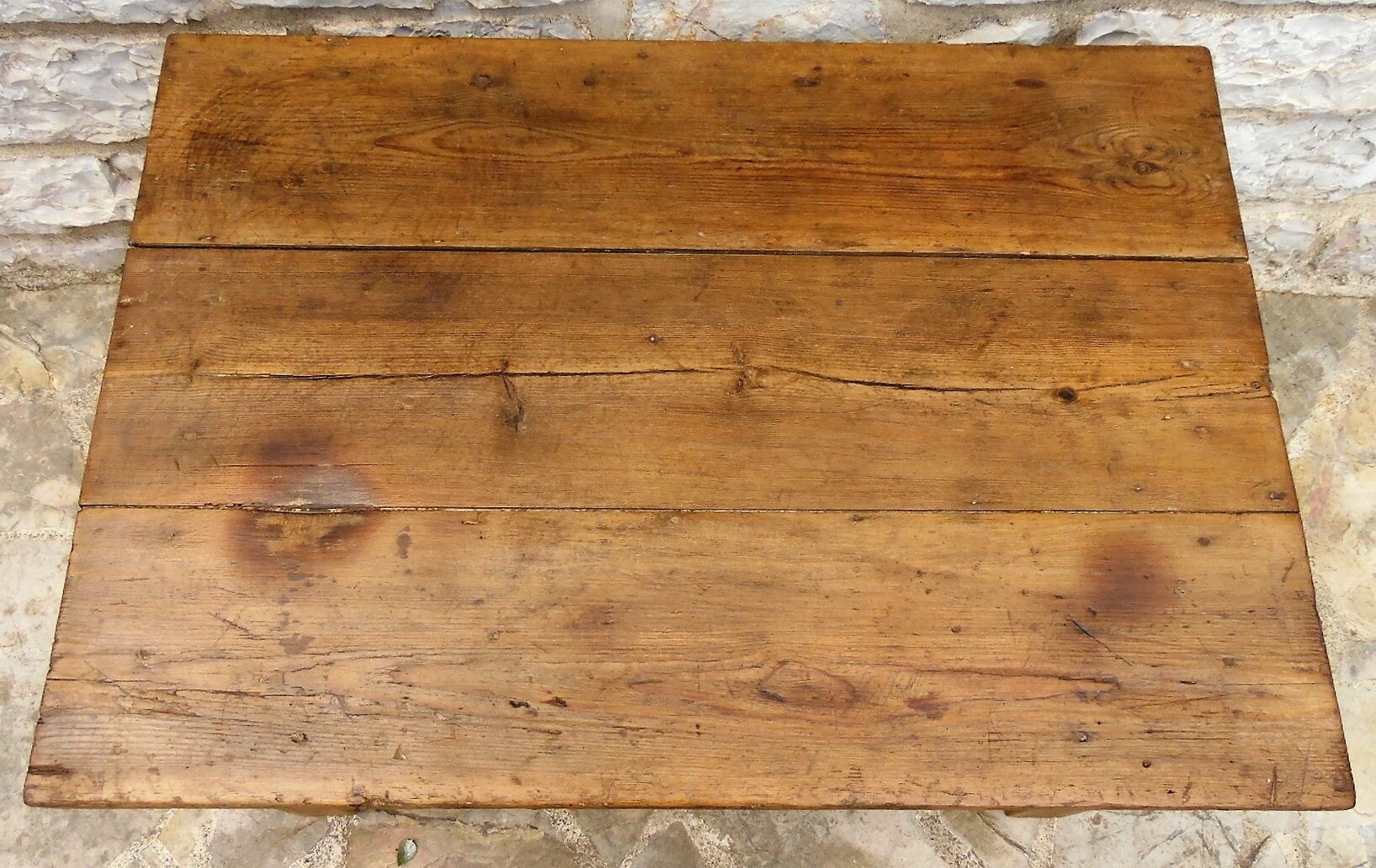 Ancienne table basse en bois avec tiroir central