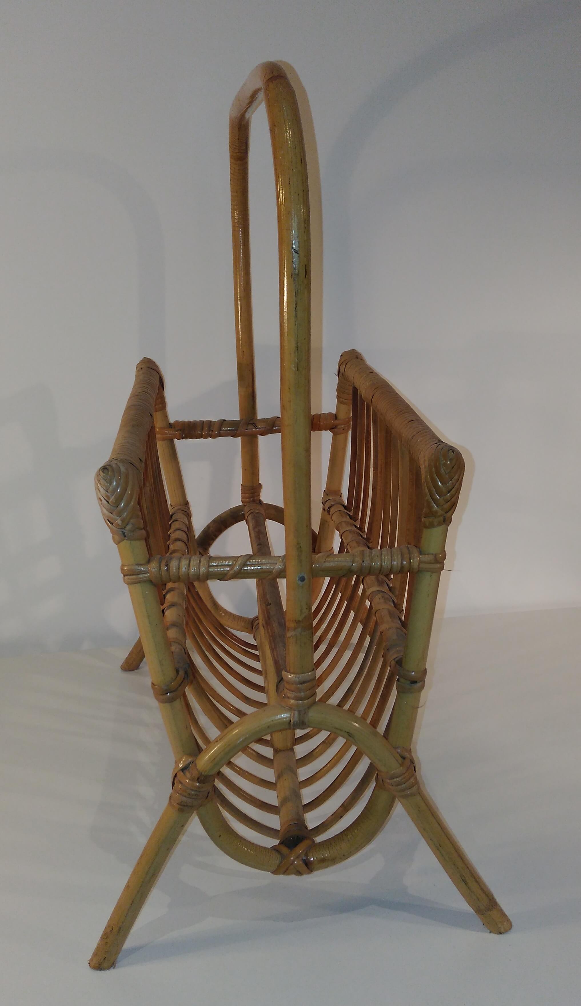 Magazine holder in rattan