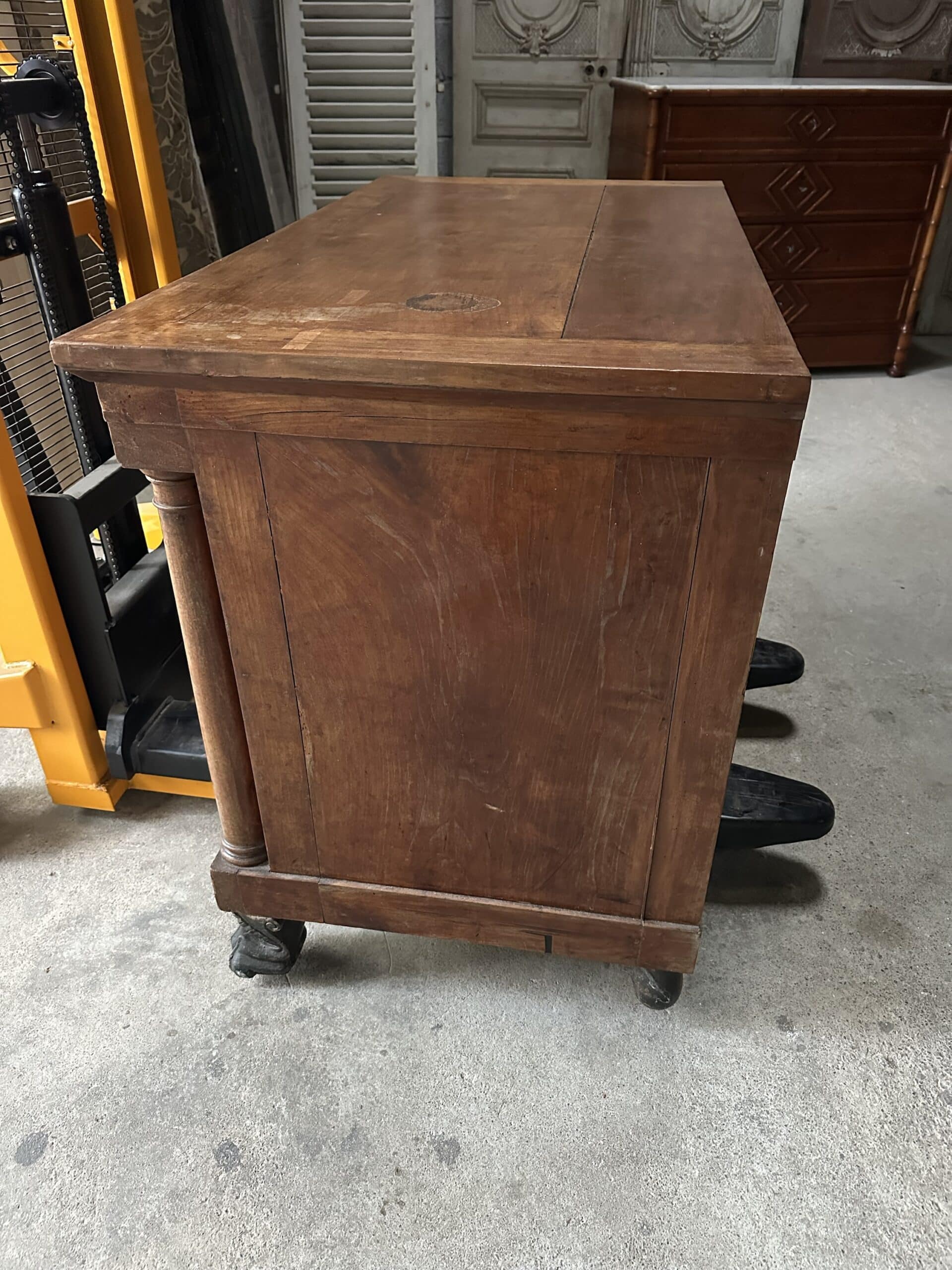 Commode en merisier de style retour d’Égypte vers 1800