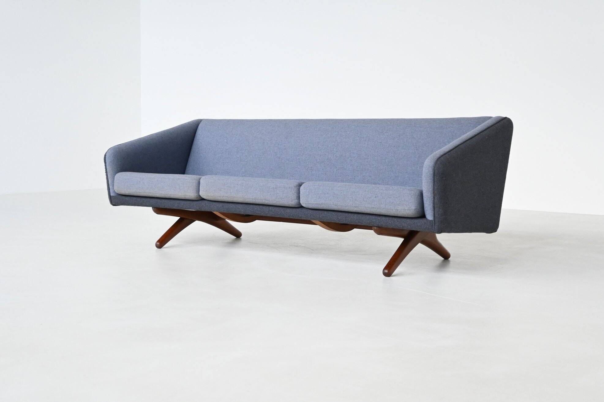 Canapé trois places Illum Wikkelso modèle ML-90 Laursen Danemark 1960