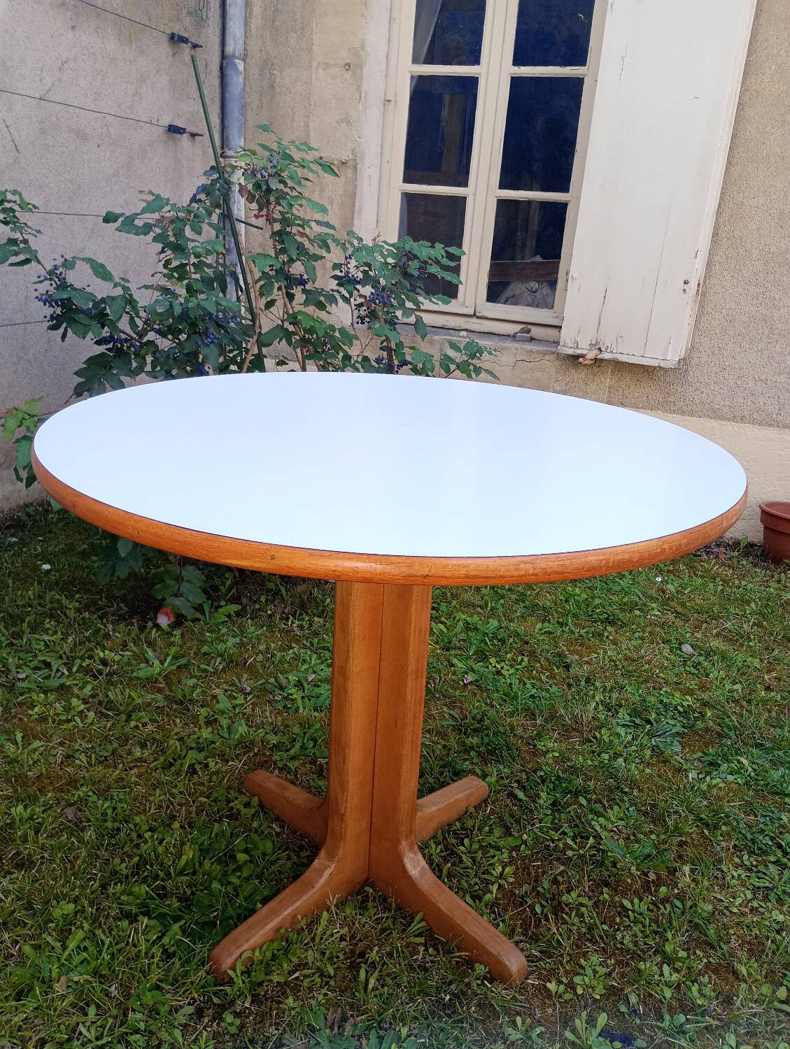 Round table in white formica and wood