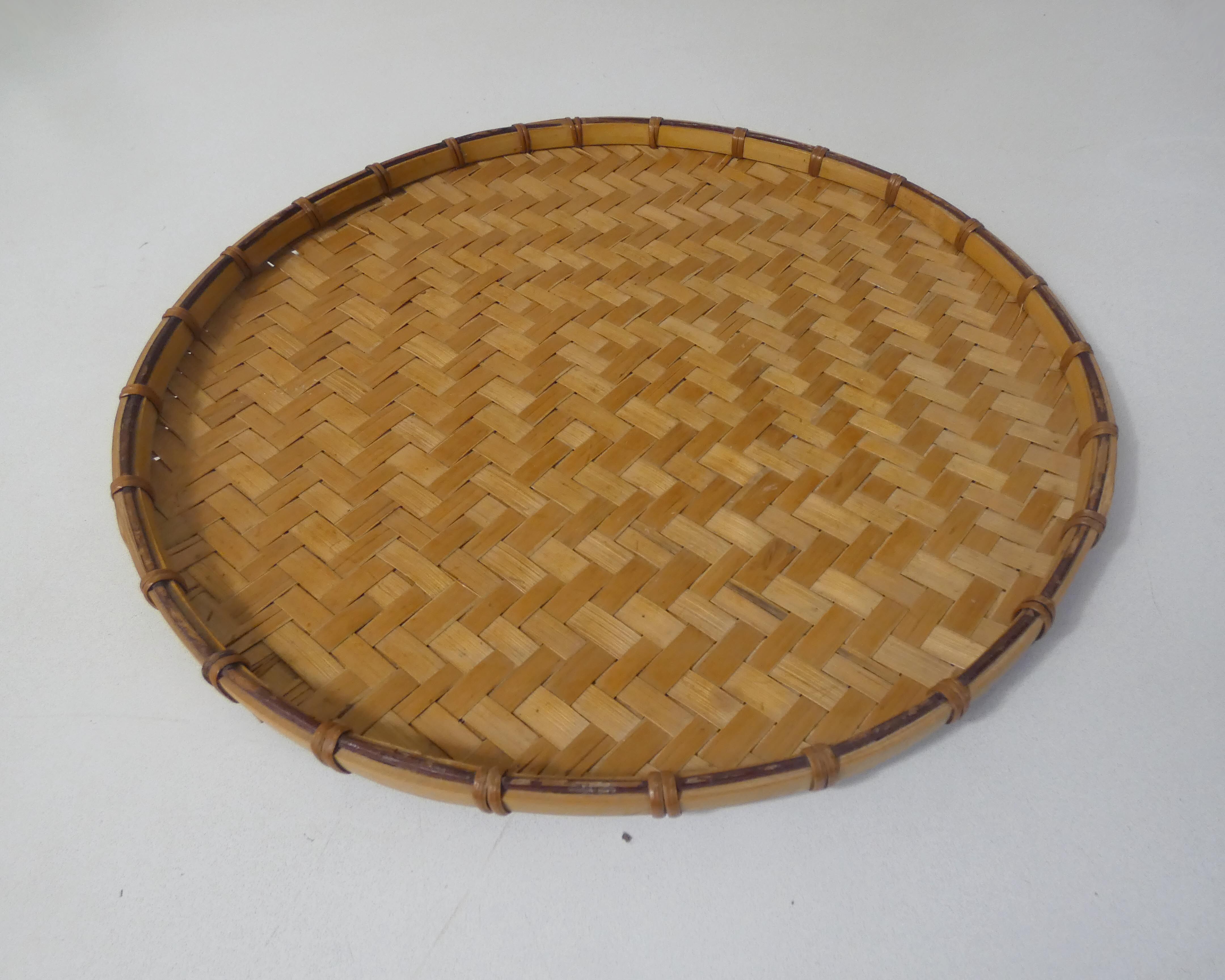Round rattan tray