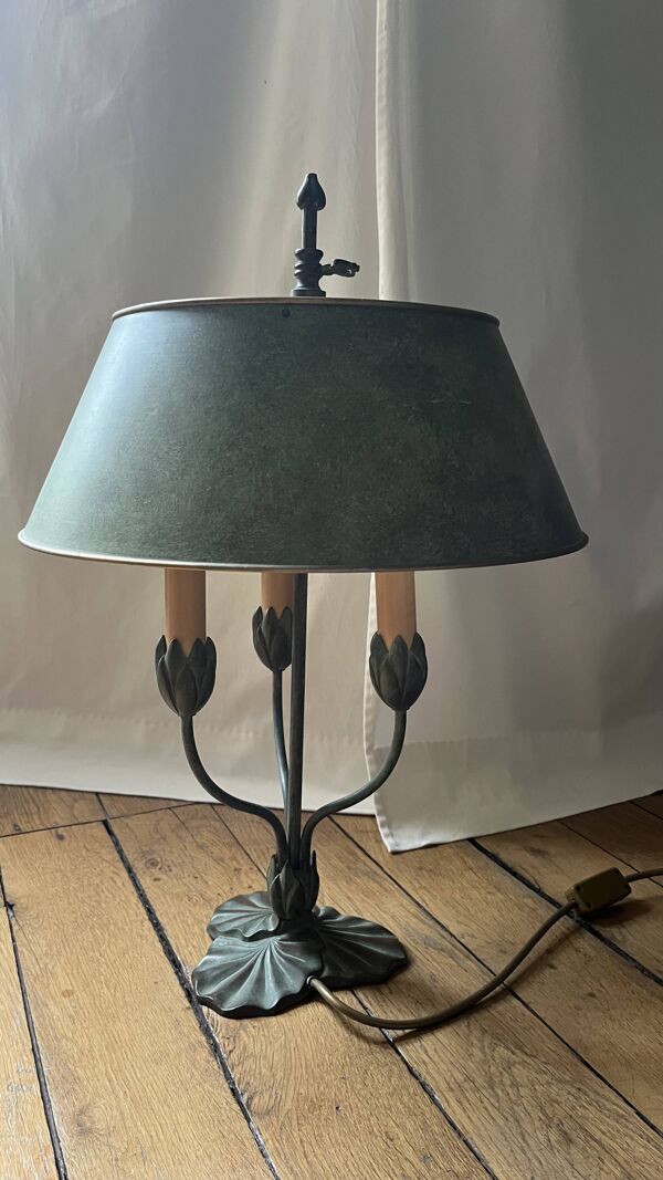 Lampe de table tulipe Lucien Gau en métal patiné avec abat-jour vert.