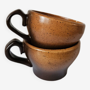 2 stoneware cups