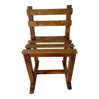 Chaise minimaliste en bois à lattes