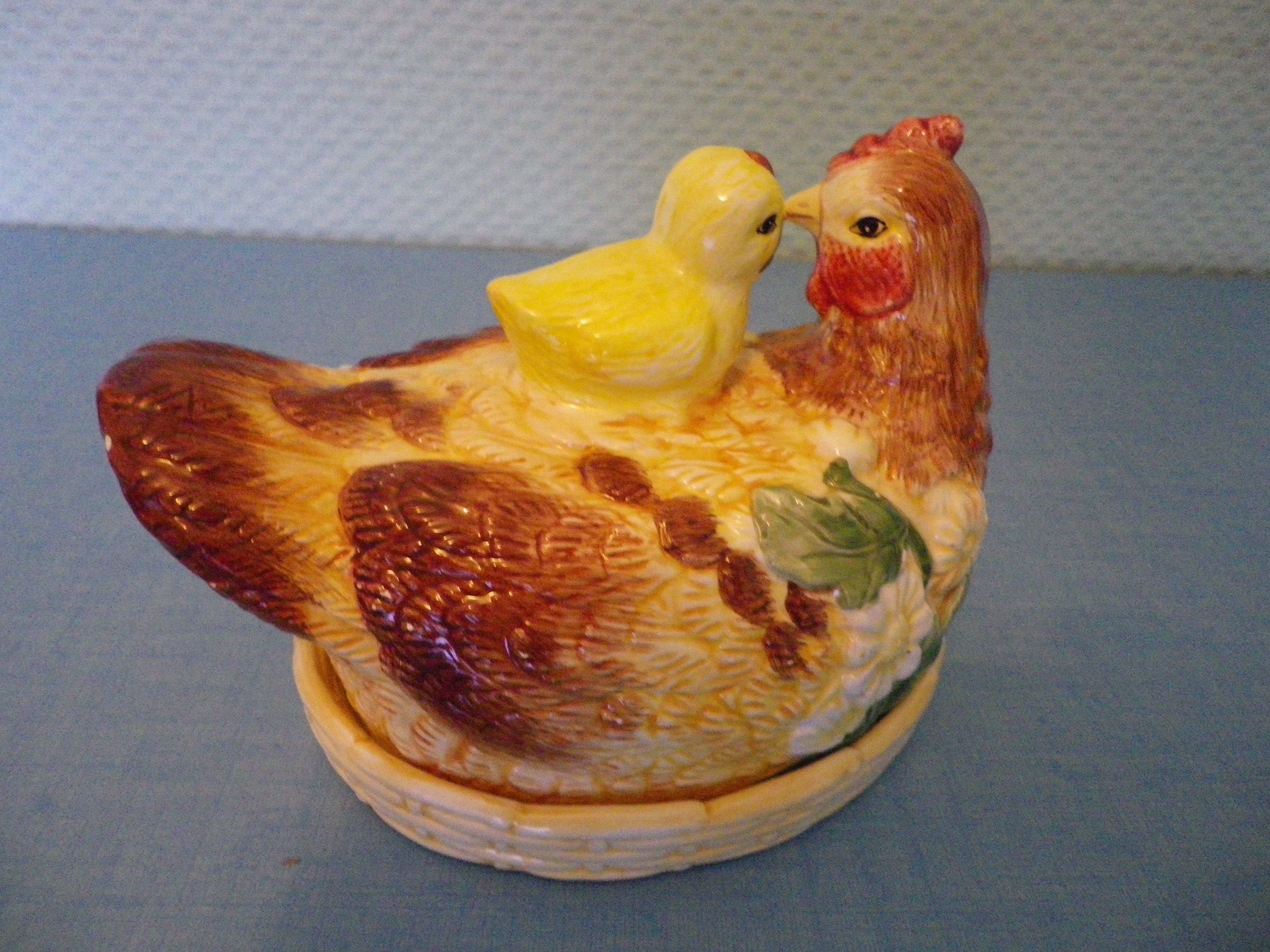 Empty pocket in the shape of a painted ceramic hen