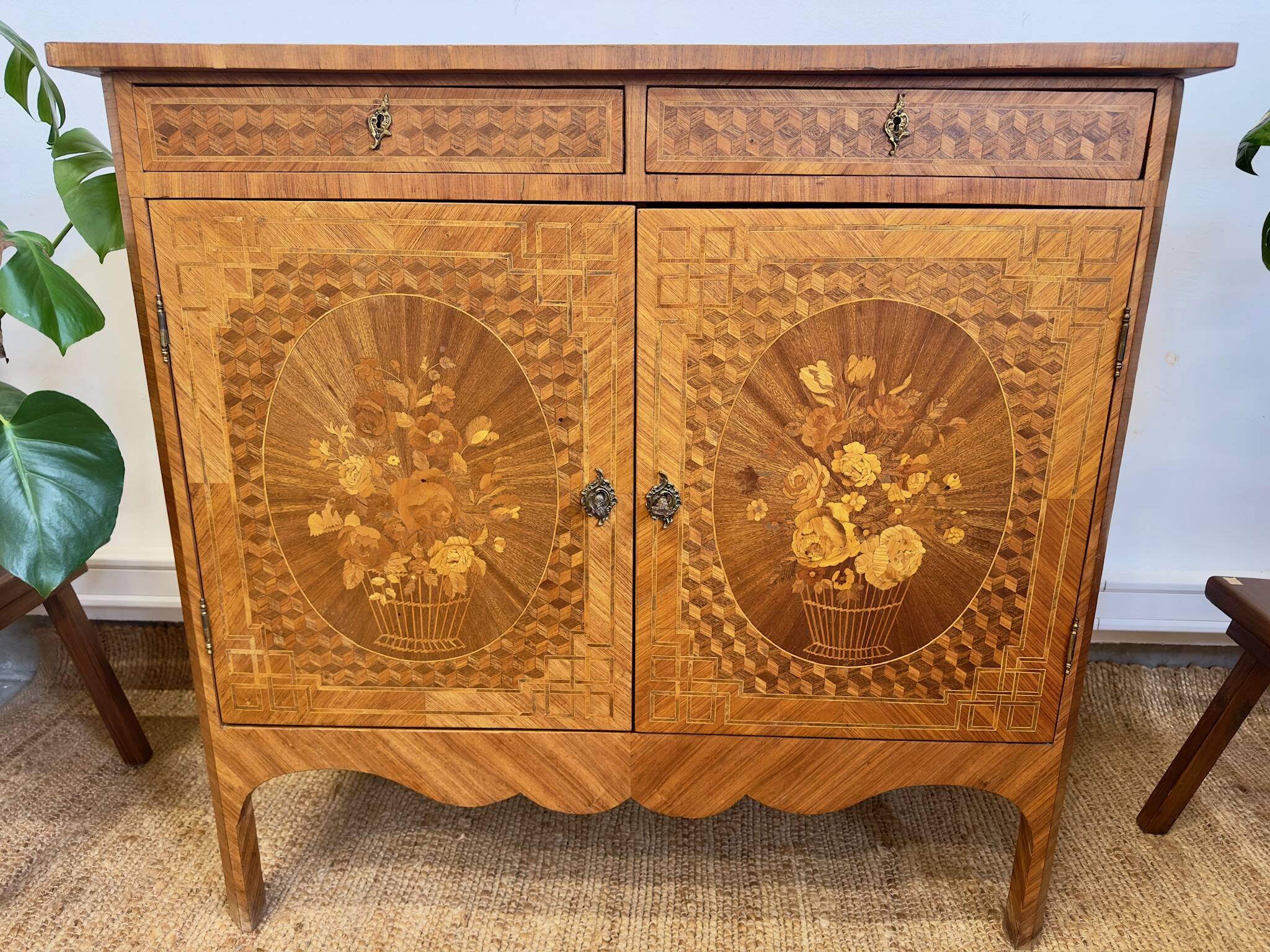 Commode en bois marqueté – Décor floral