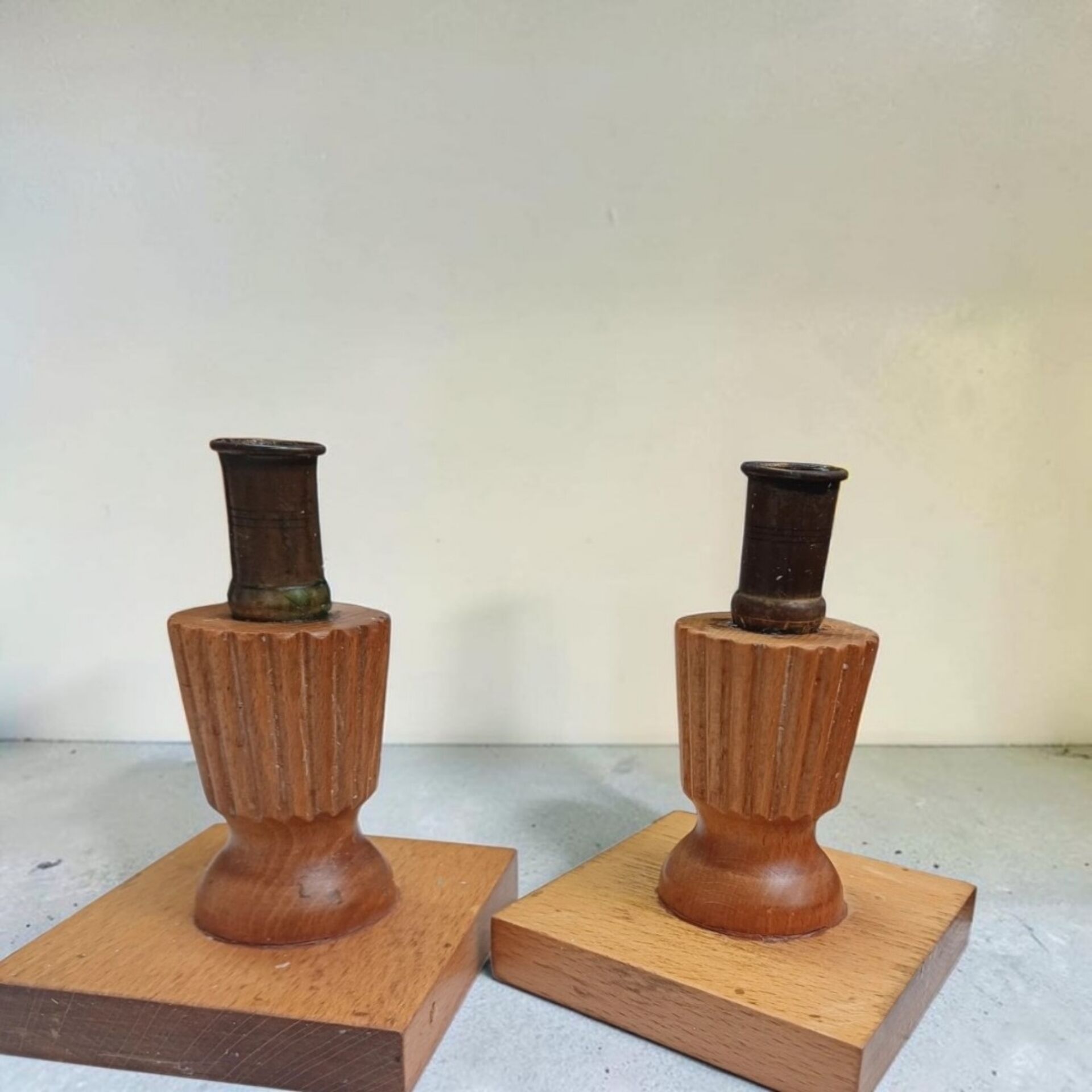 Paire de bougeoirs en bois