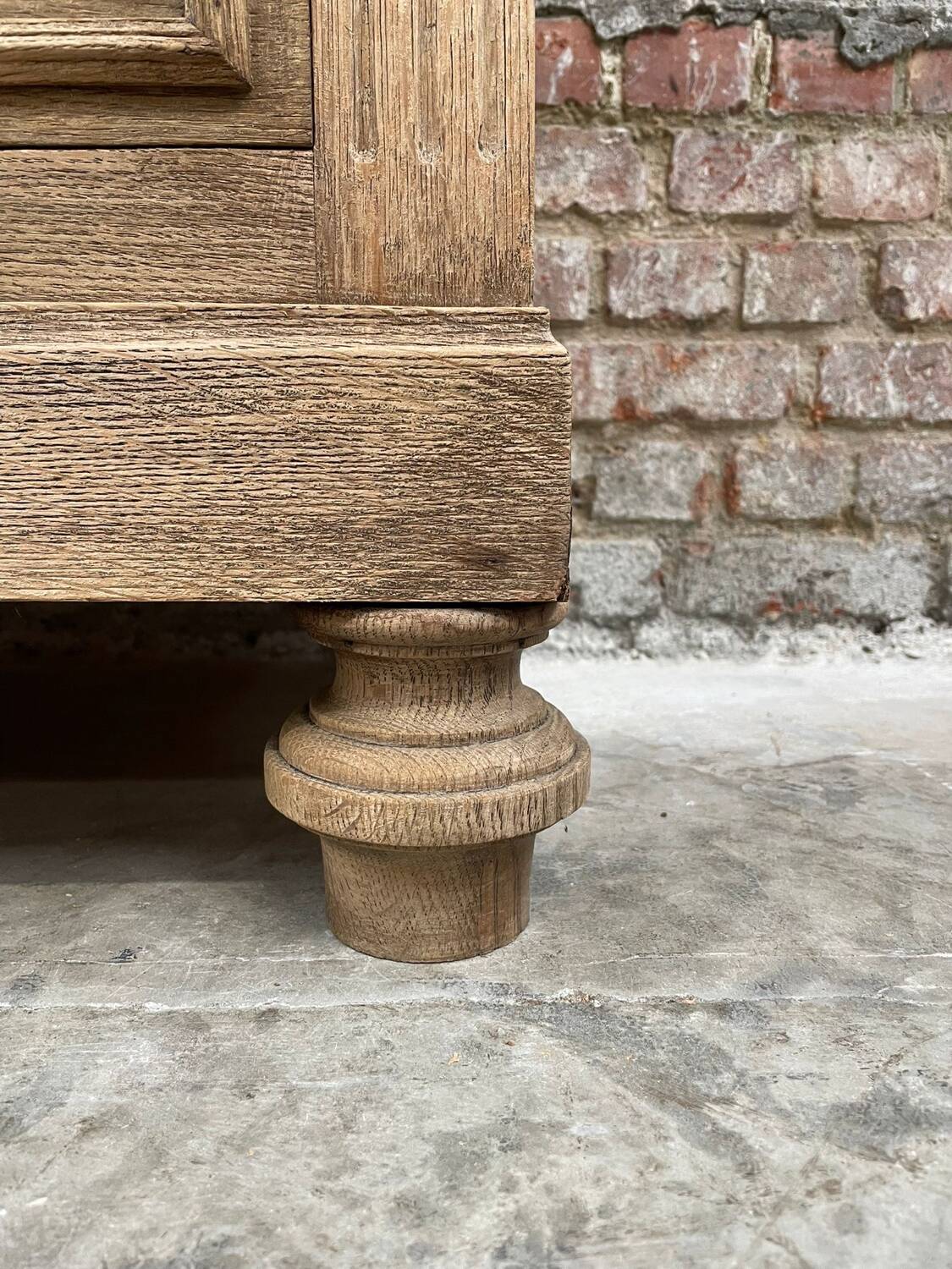 Commode en chêne blanchi avec 4 tiroirs