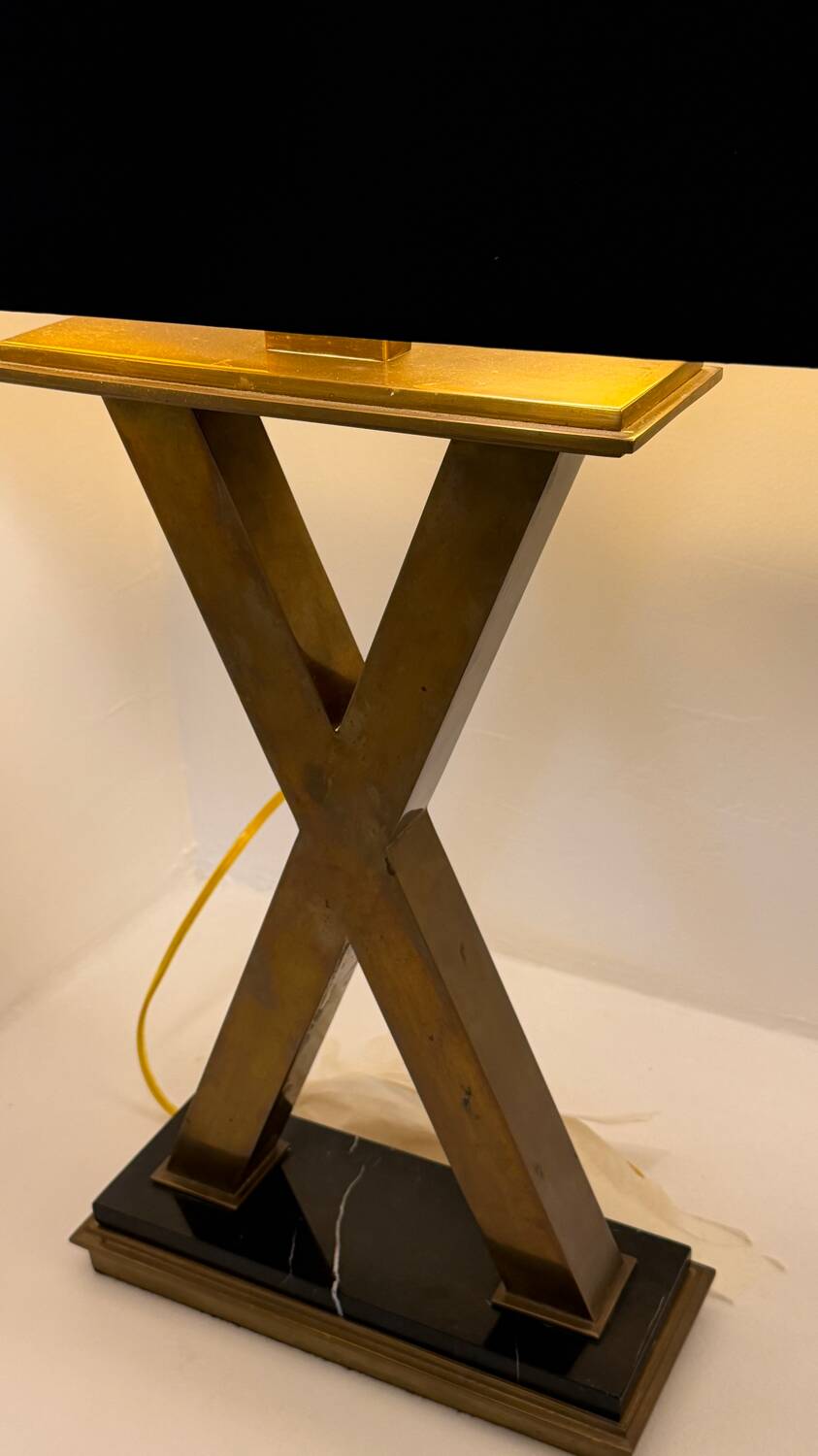 Paire de lampes de table — pied en laiton formé en X, socle marbre noi