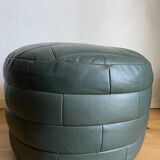Pouf en cuir patchwork vert de Sède