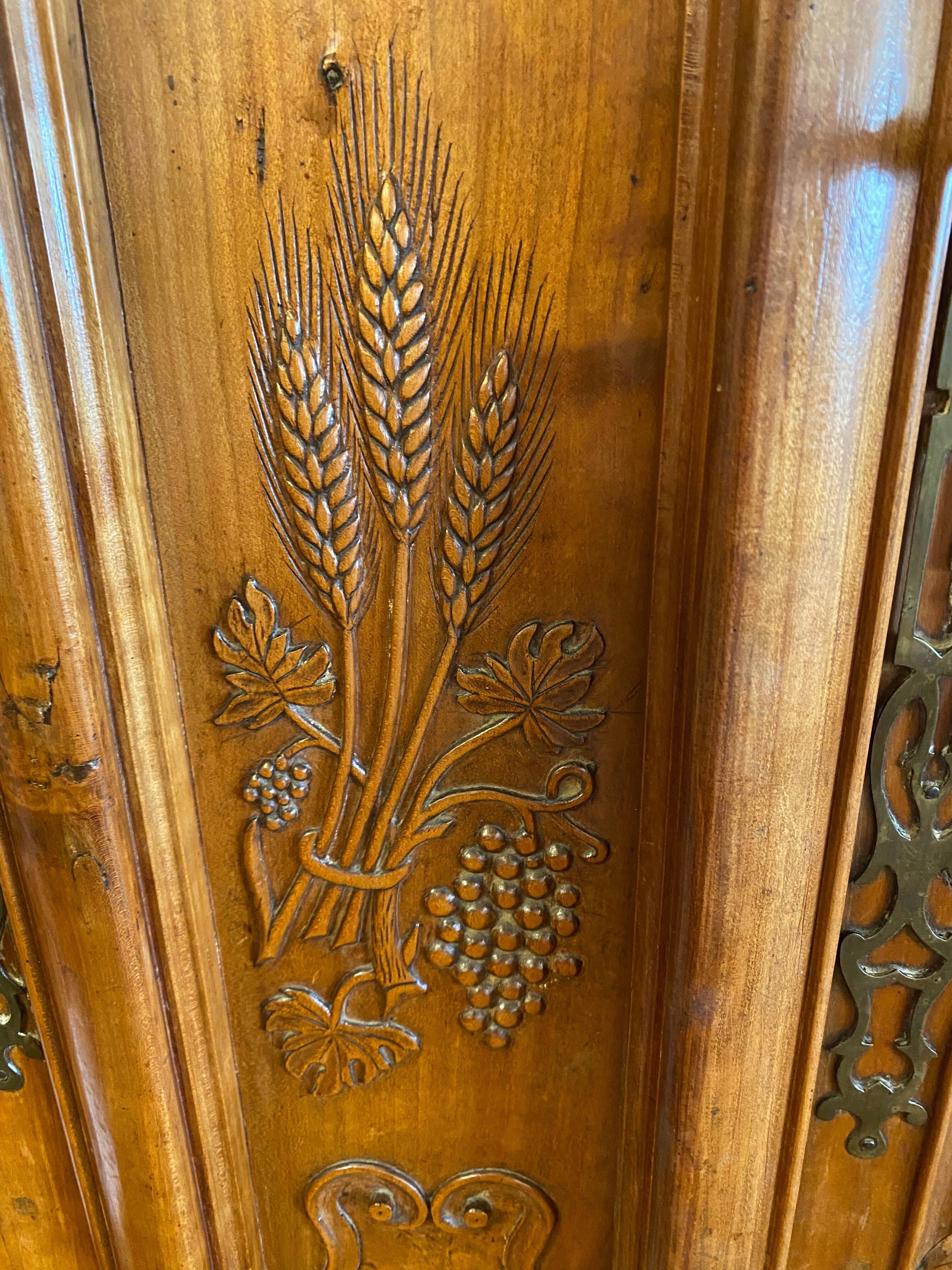 Wedding wardrobe of the Bressan country in walnut and walnut magnifying glass dated 1850