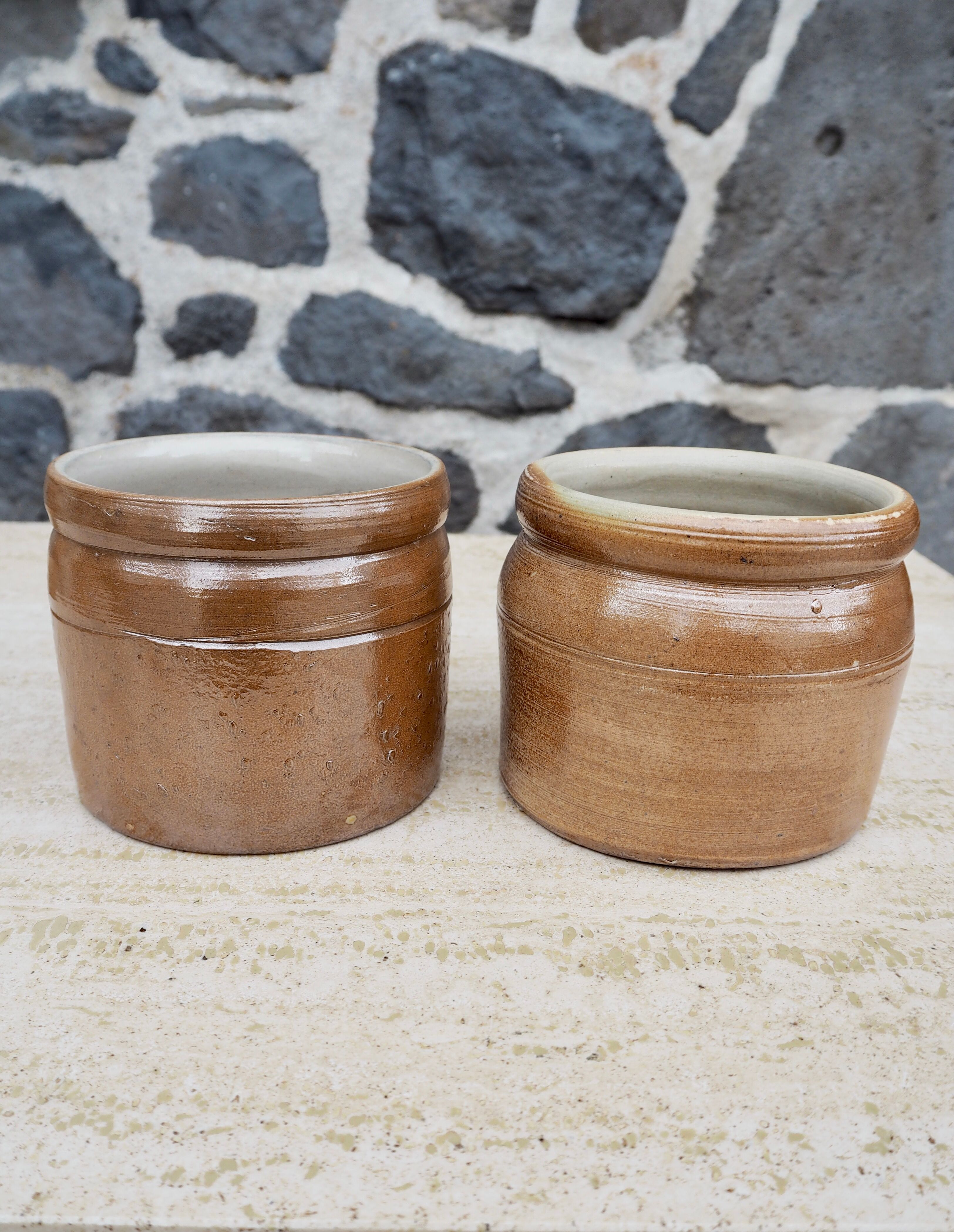 Duo of sandstone pots with handle