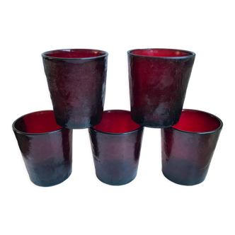 Lot de 5 verres en verre coloré bordeaux années 70