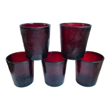 Lot de 5 verres en verre coloré bordeaux années 70