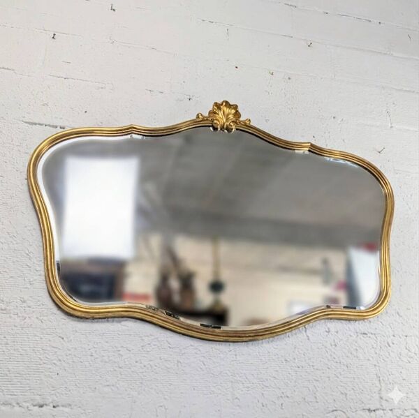 Miroir Louis-Philippe doré à fronton coquille