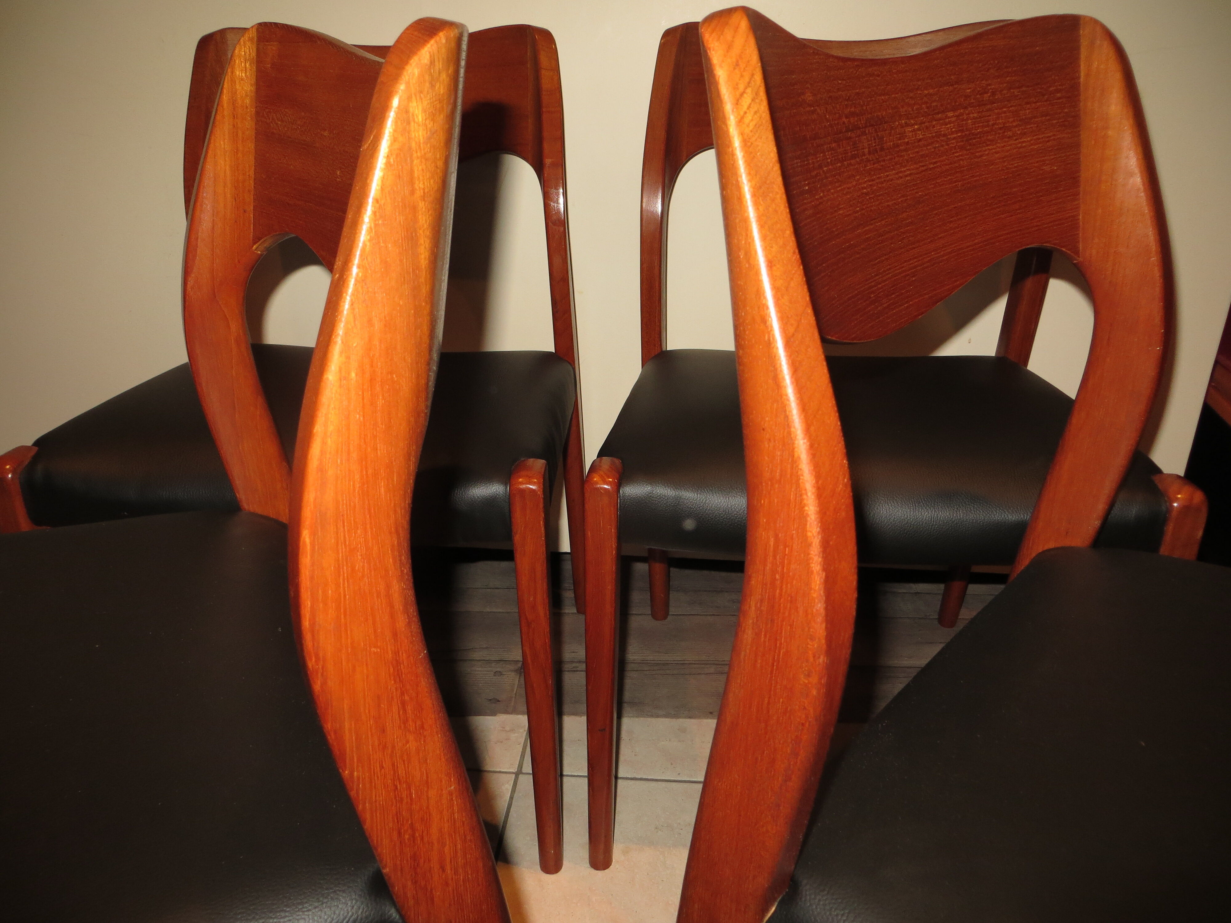 Suite de 4 chaises danoises en teck N.O.Moller N°71