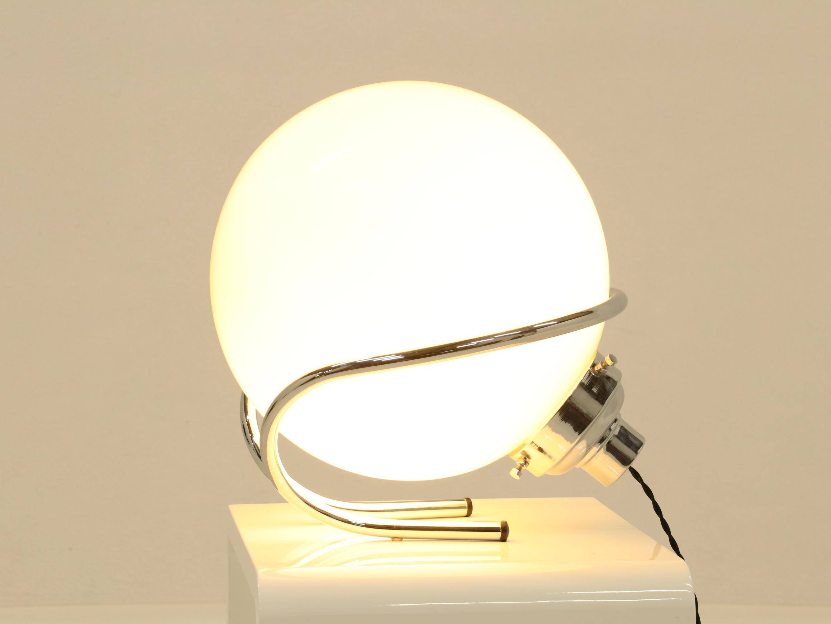 Lampe de table globe en chrome et verre blanc, Italie, années 1970