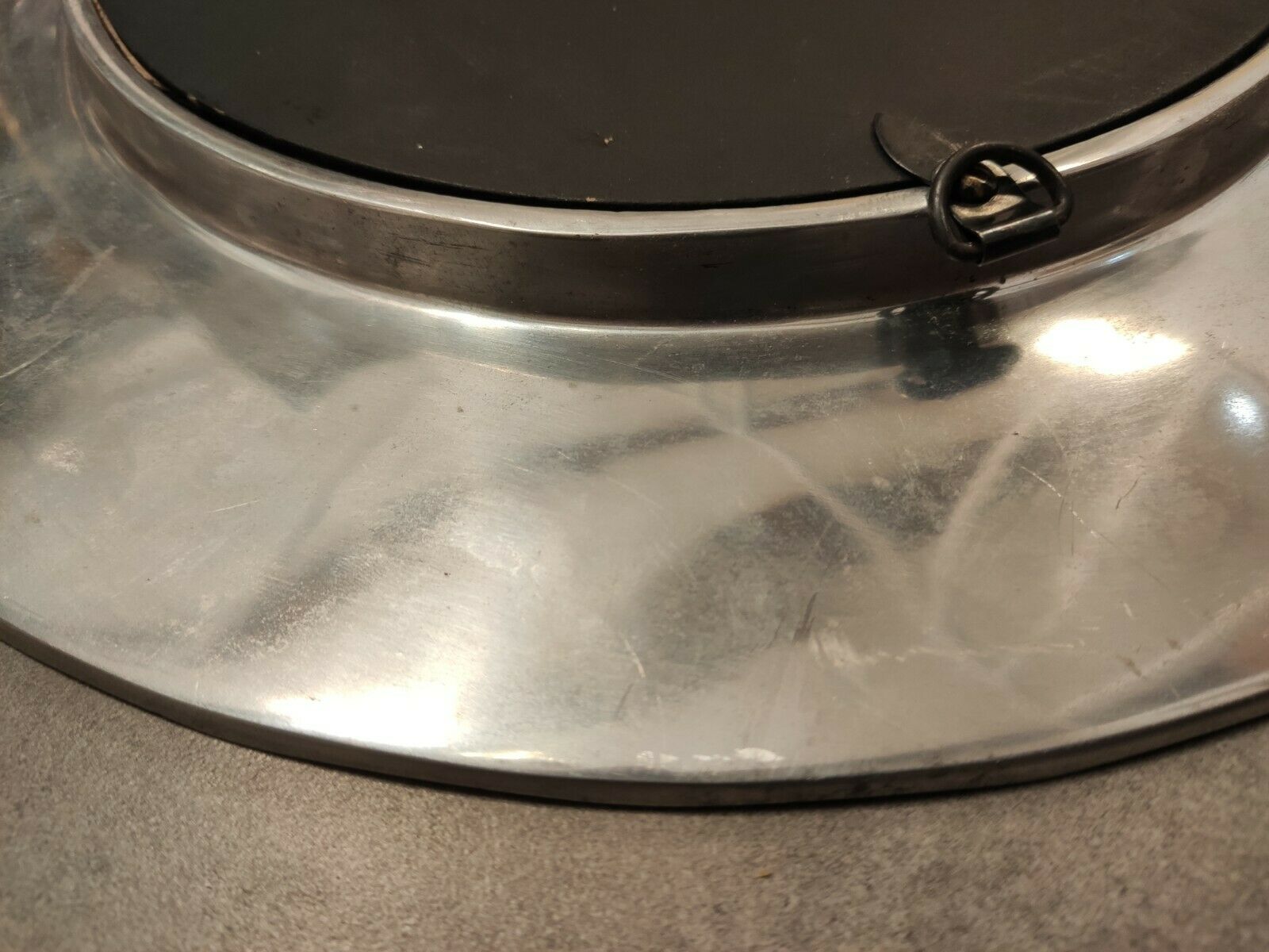 Miroir rond en aluminium martelé, maison Deknudt, distribué par Homka