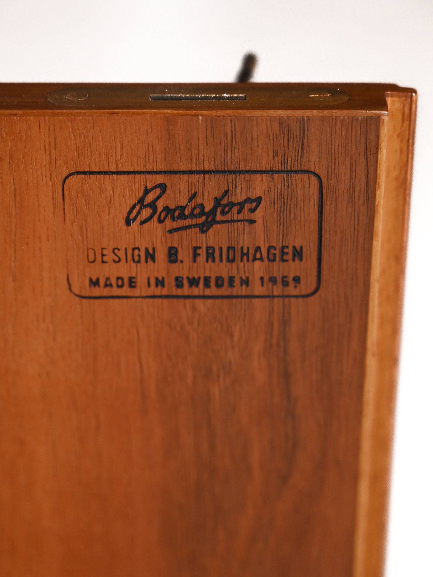 Nordic bookcase with sideboard